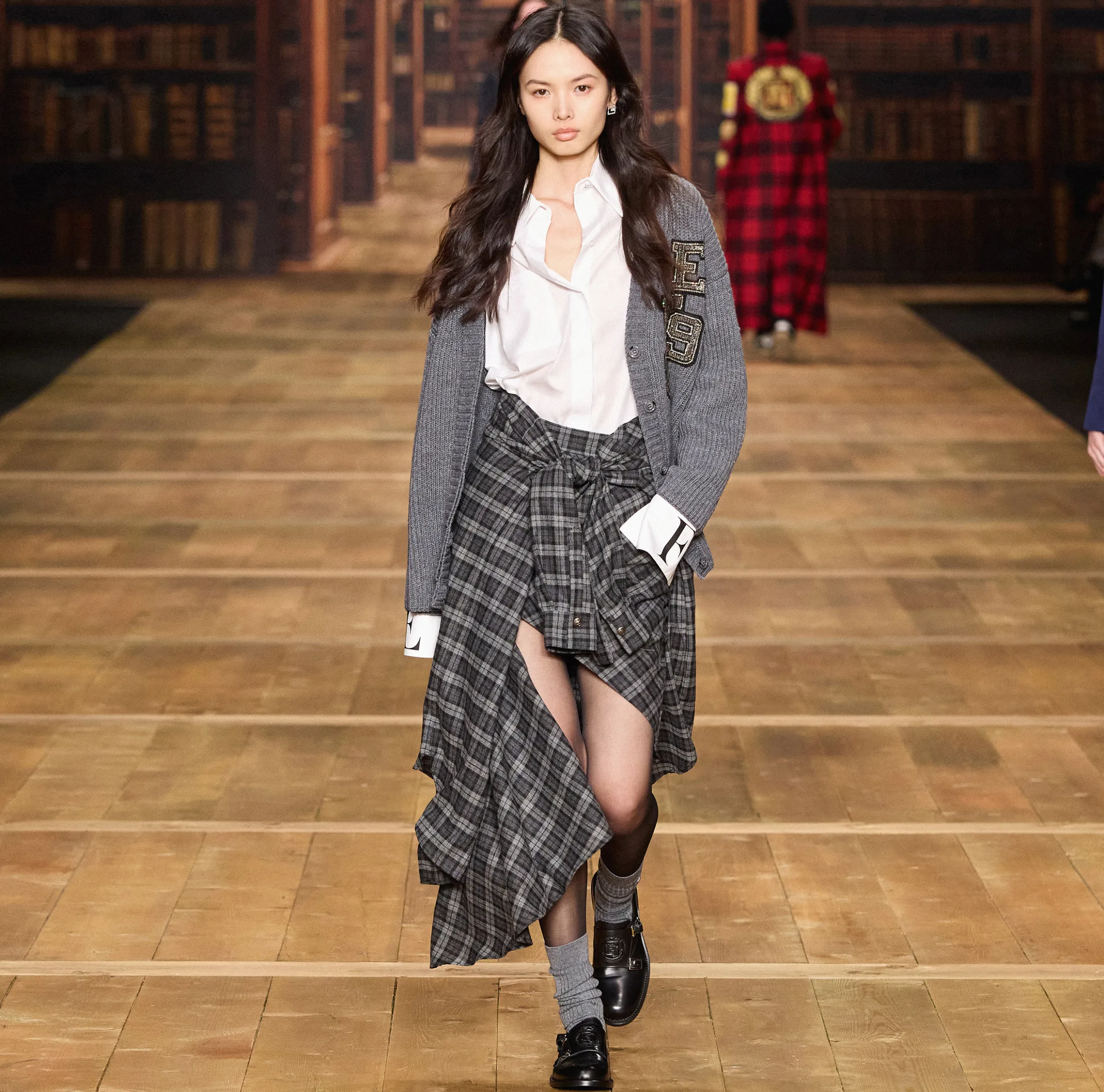 Abito camicia in lana tartan con patch ricamato