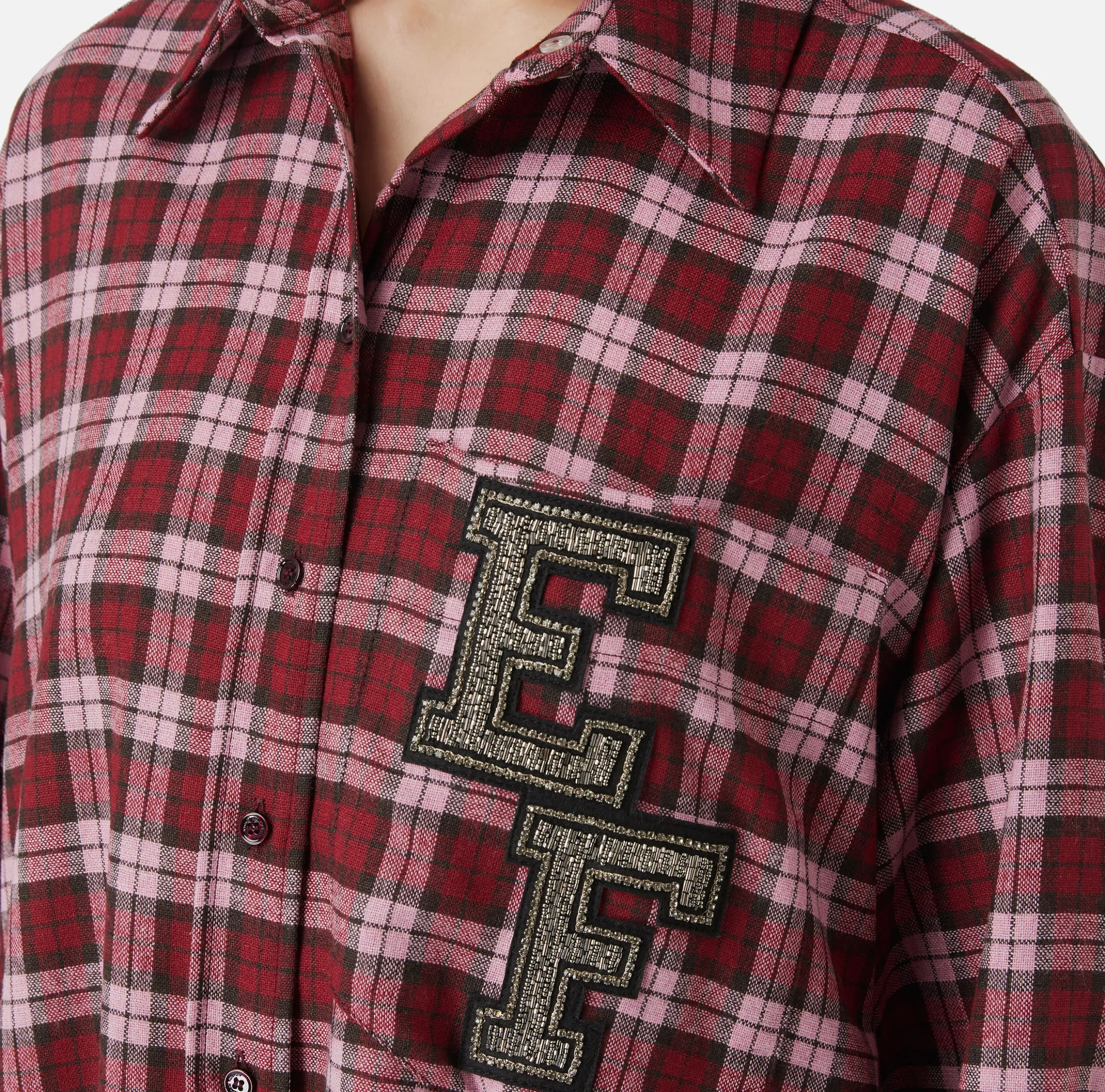 Abito camicia in lana tartan con patch ricamato