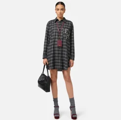 Abito camicia in lana tartan con patch ricamato