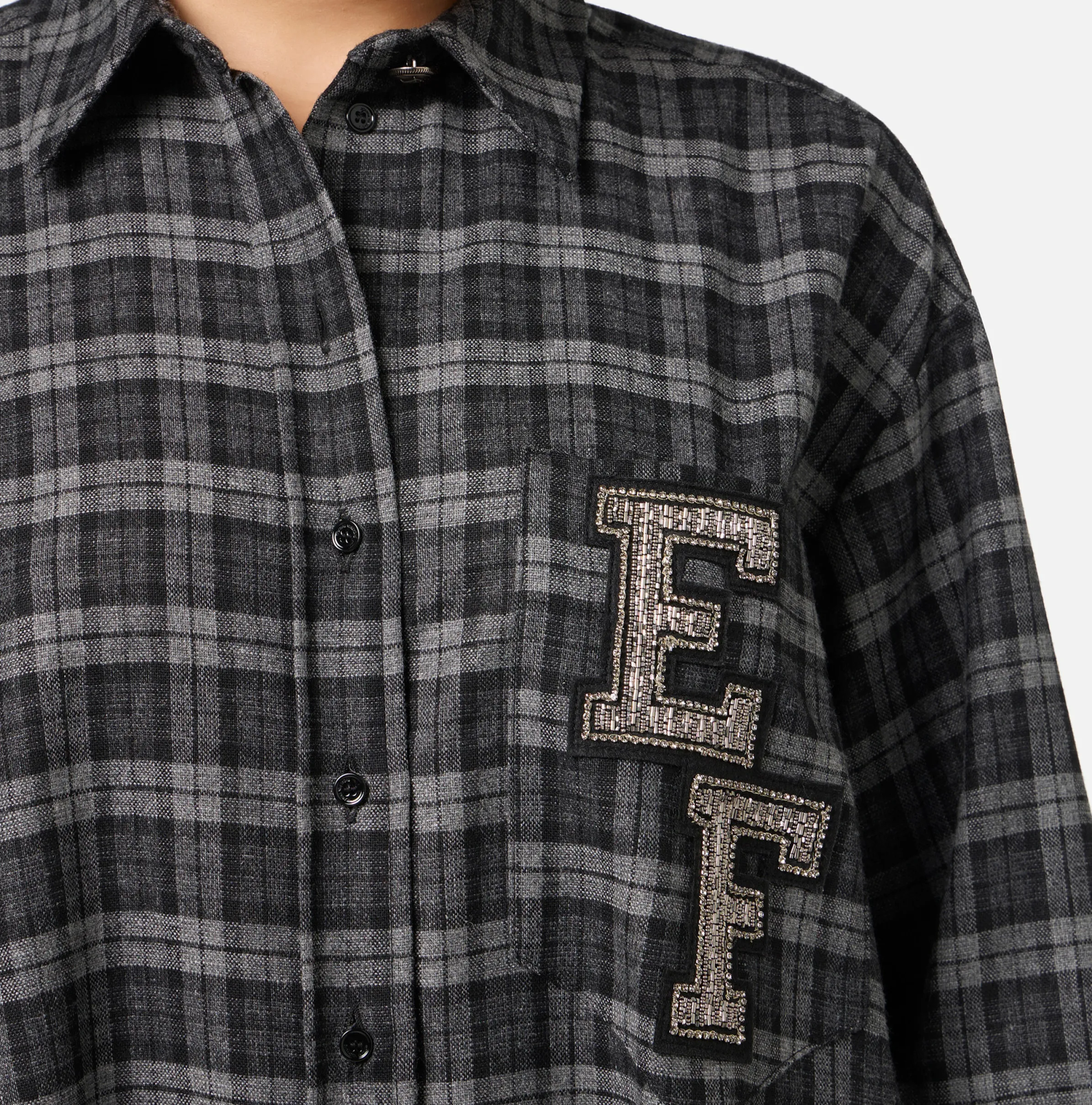 Abito camicia in lana tartan con patch ricamato