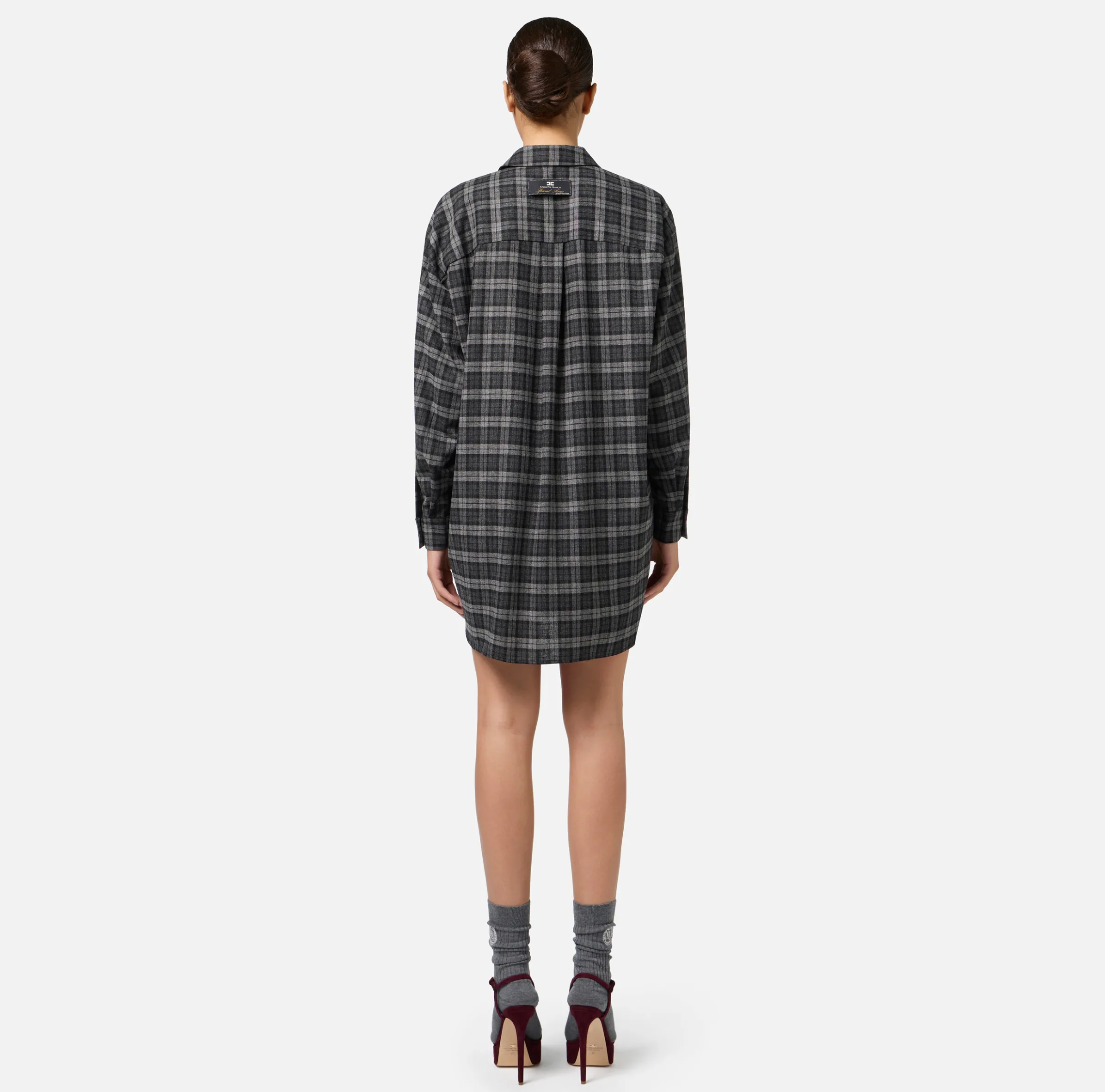 Abito camicia in lana tartan con patch ricamato