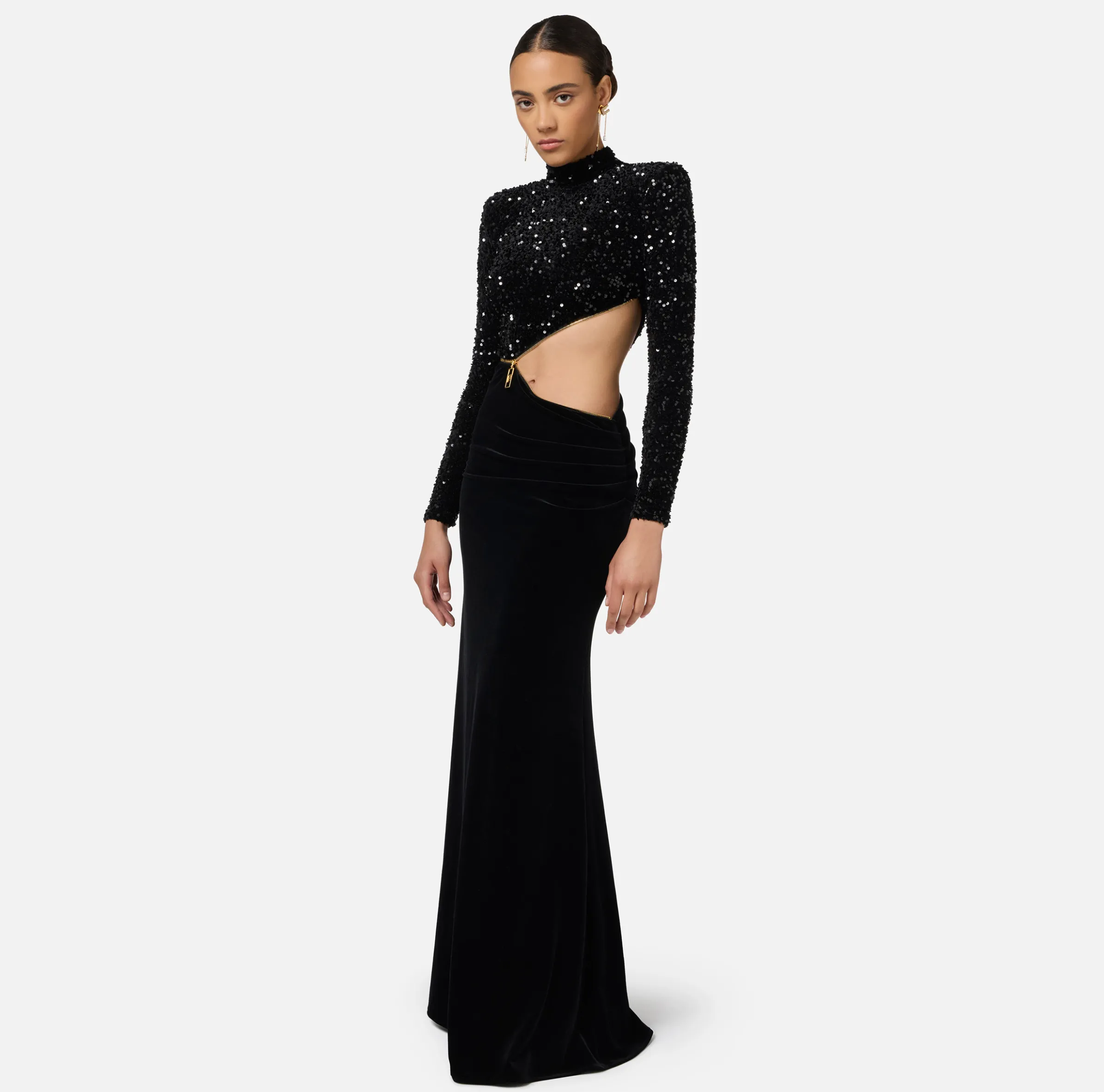 Abito red carpet in ciniglia ricamata con pailettes con cut-out