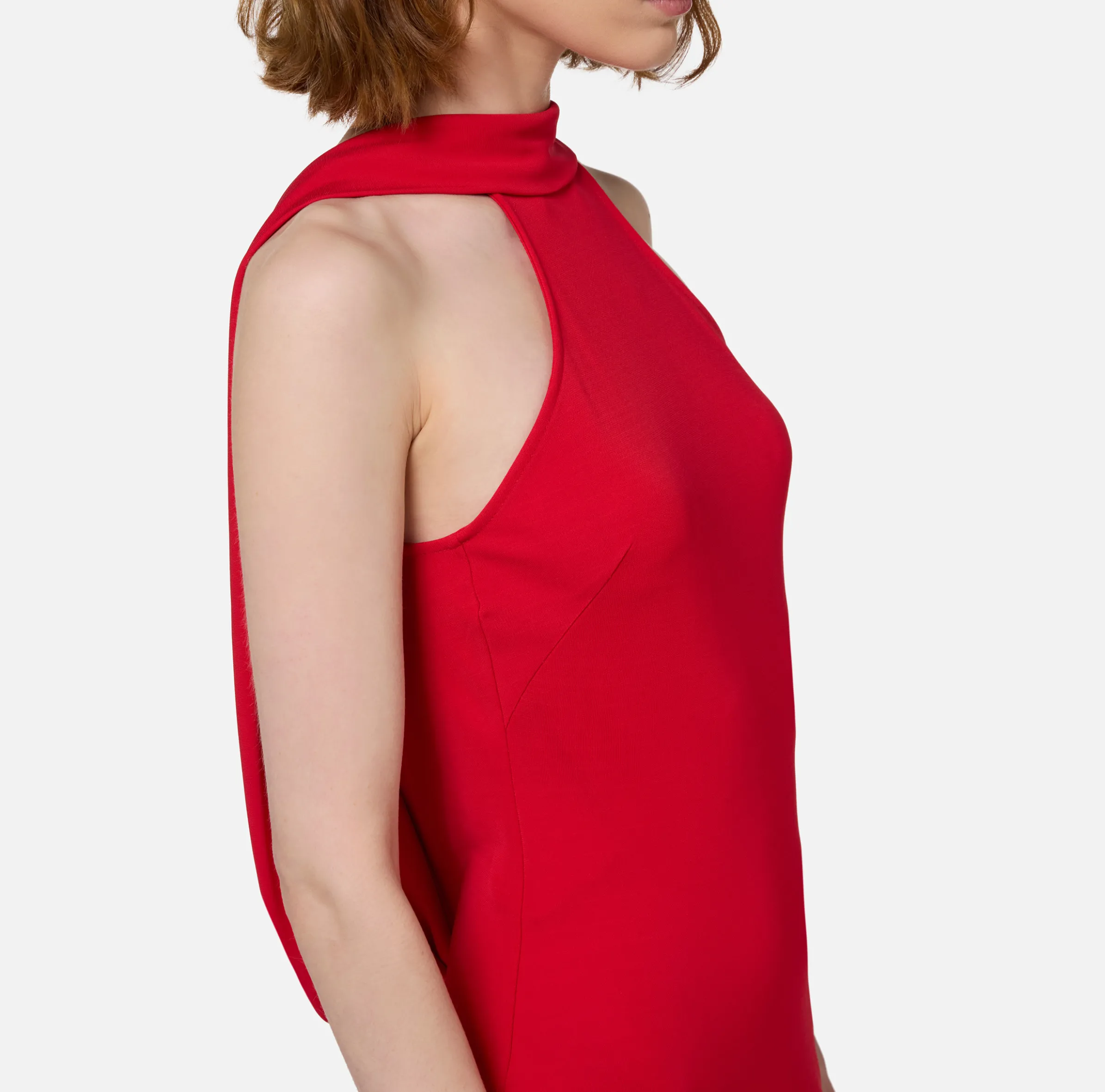 Abito red carpet in jersey con collana sulla schiena