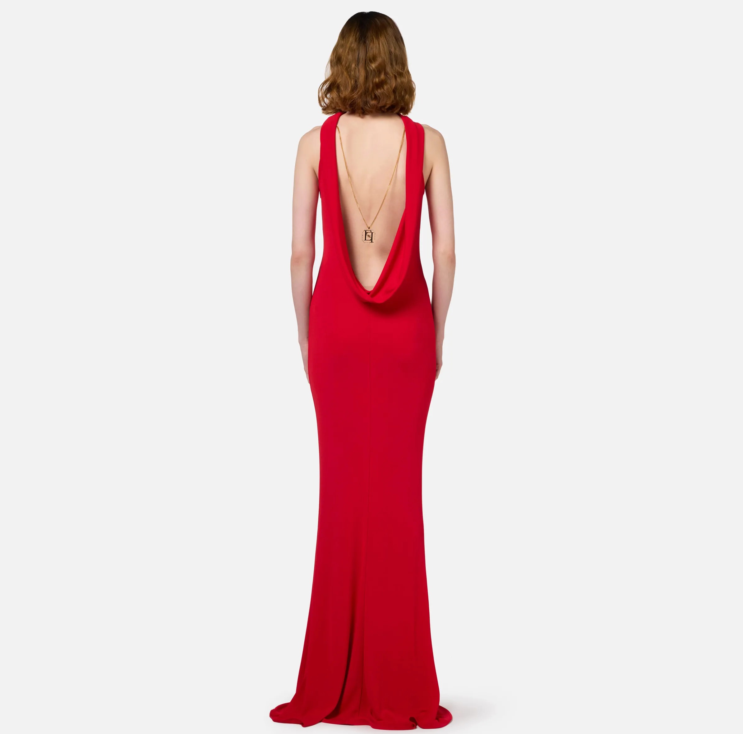 Abito red carpet in jersey con collana sulla schiena
