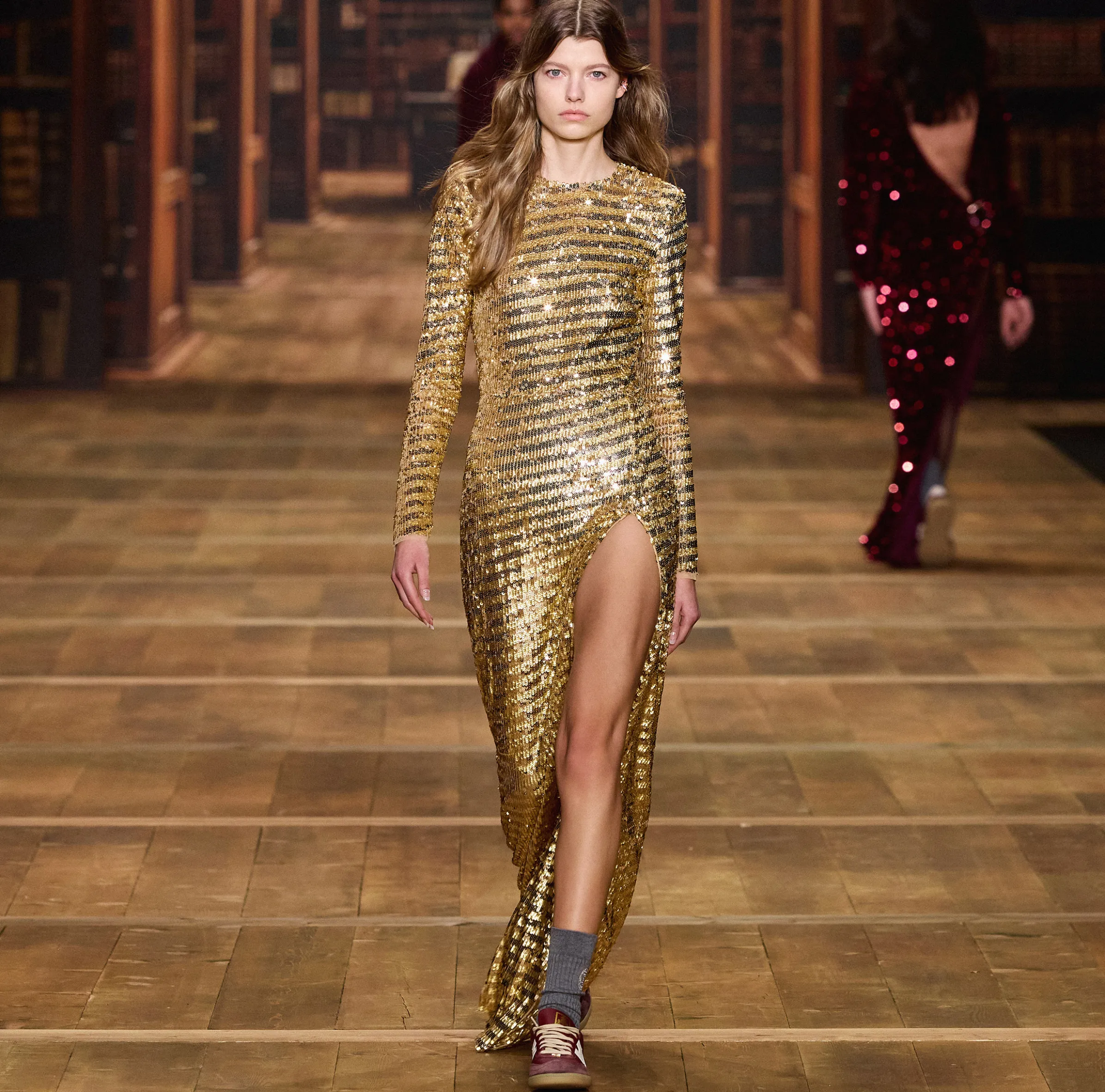 Abito red carpet in tulle ricamato con paillettes con cut-out
