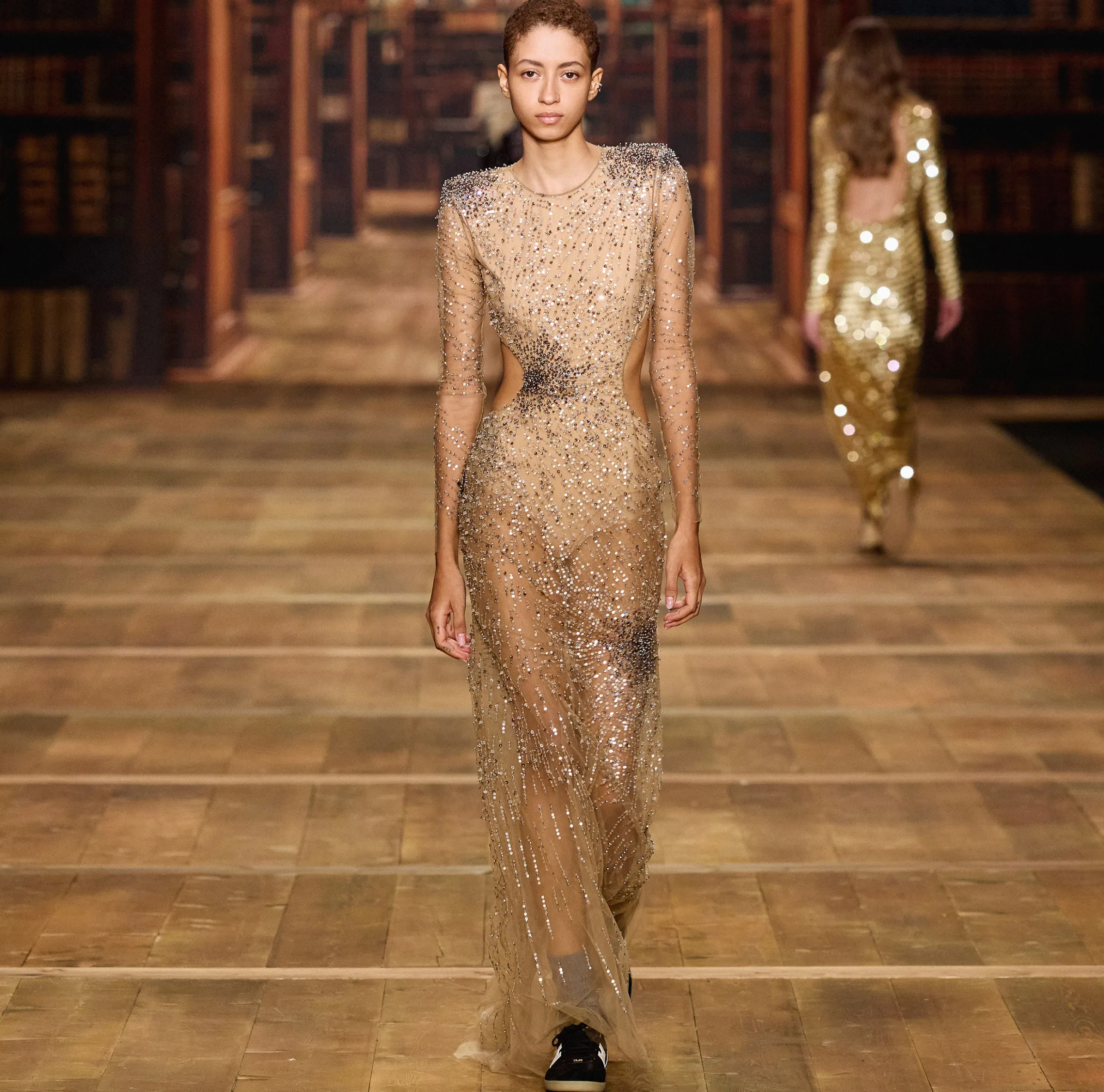 Abito red carpet in tulle stretch ricamato con paillettes fireworks