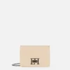 Borsa a tracolla con girello logo in metallo