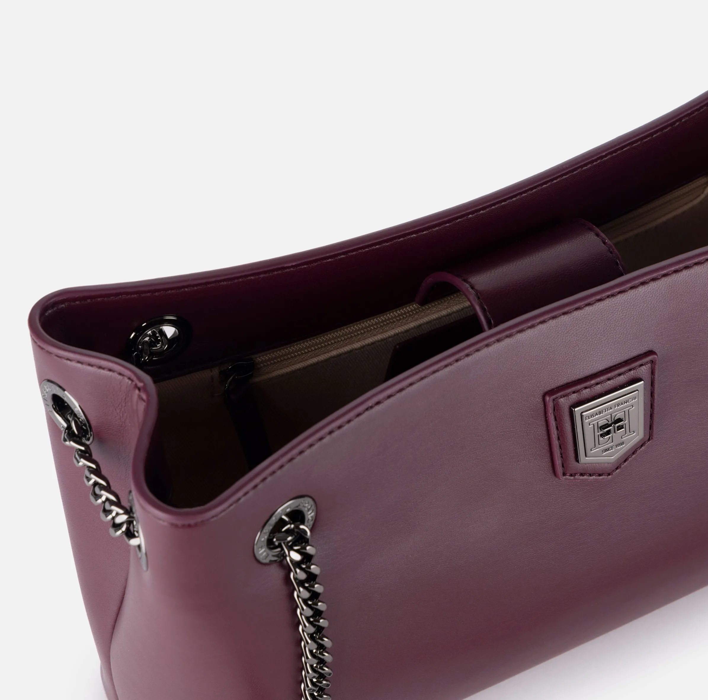 Borsa a tracolla con scudetto in metallo silver