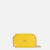 Borsa a tracolla in materiale effetto pelle con angoli in metallo