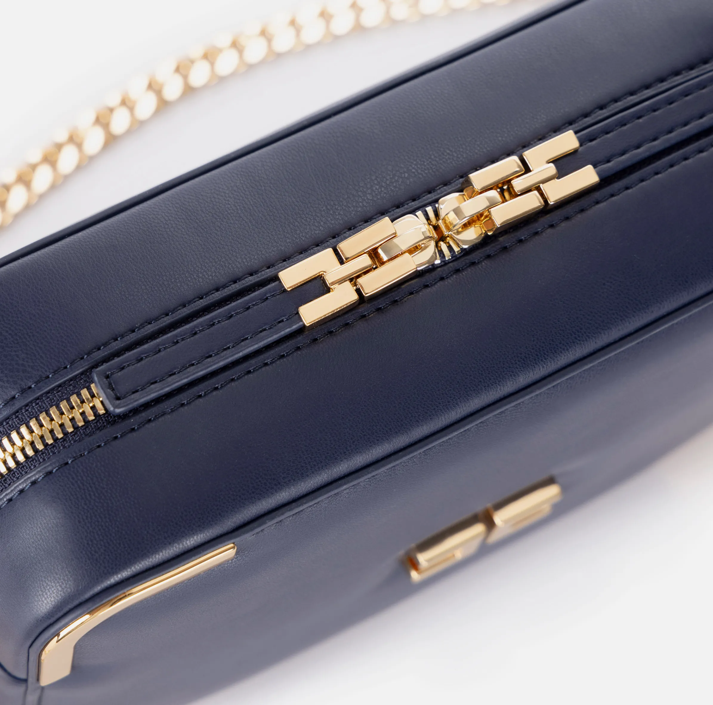 Borsa a tracolla in materiale effetto pelle con angoli in metallo
