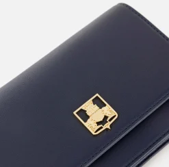 Borsa a tracolla in materiale sintetico con placca logo