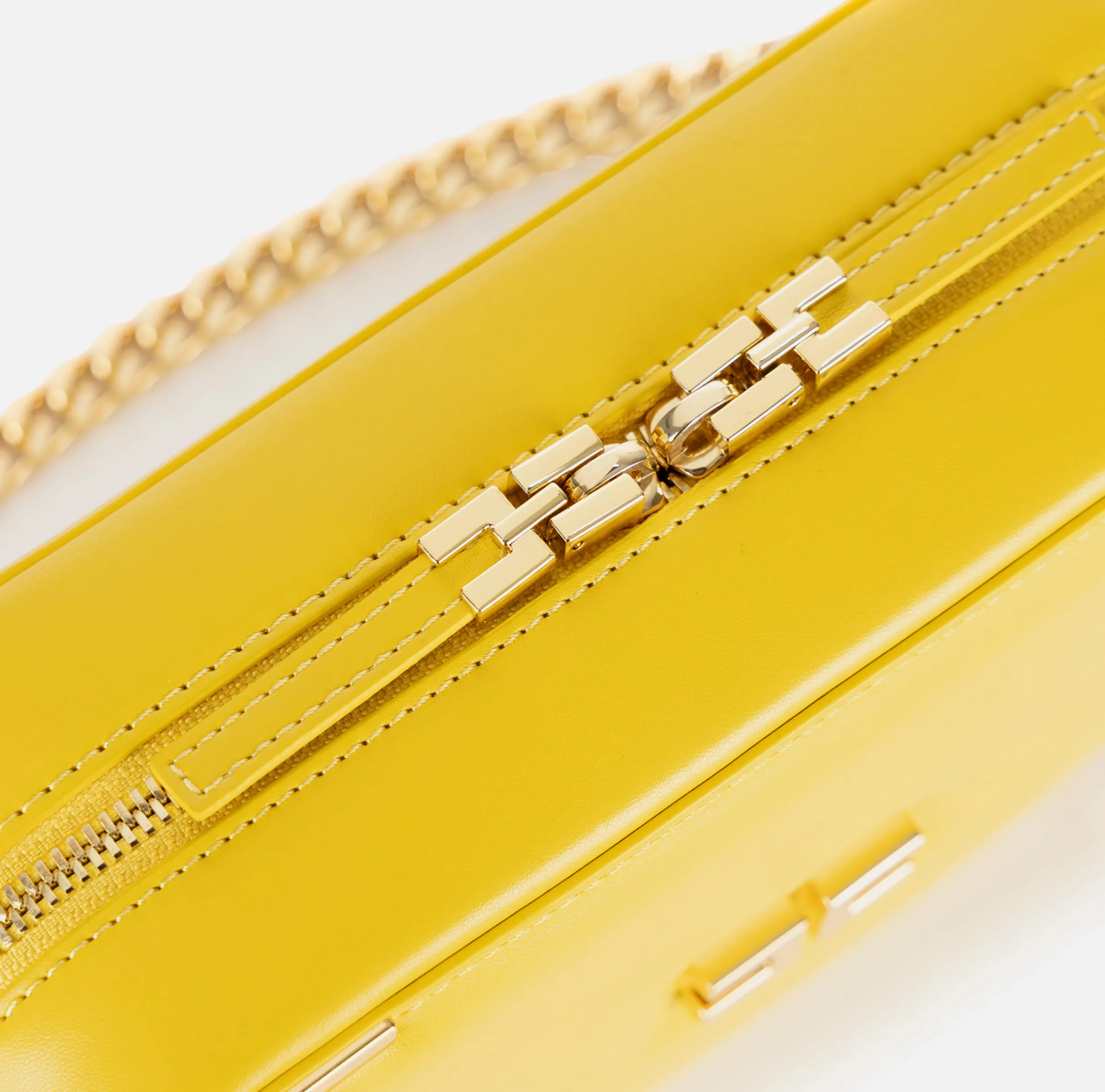 Borsa a tracolla in materiale effetto pelle con angoli in metallo