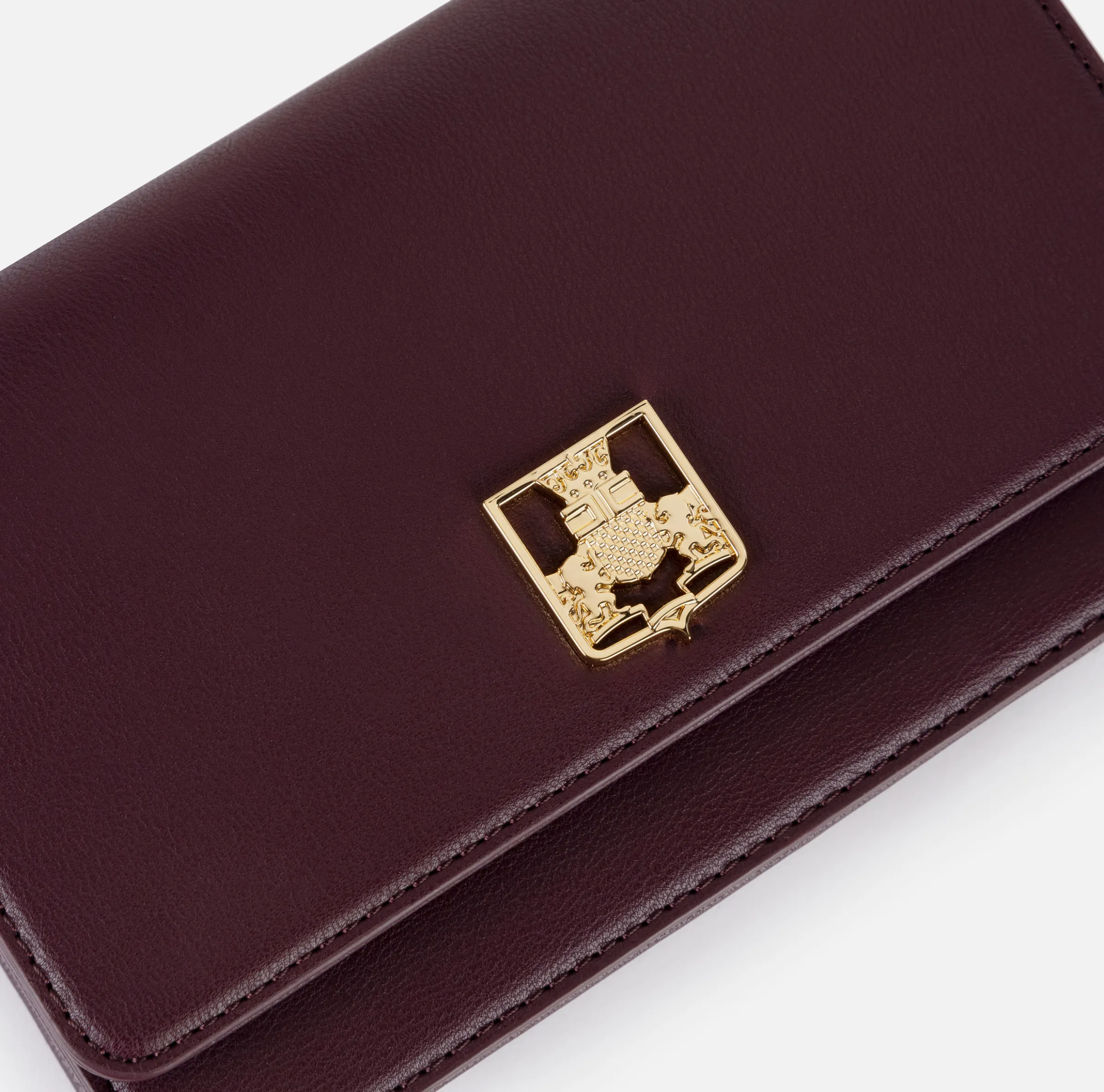 Borsa a tracolla in materiale sintetico con placca logo