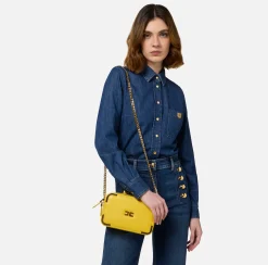 Borsa a tracolla in materiale effetto pelle con angoli in metallo
