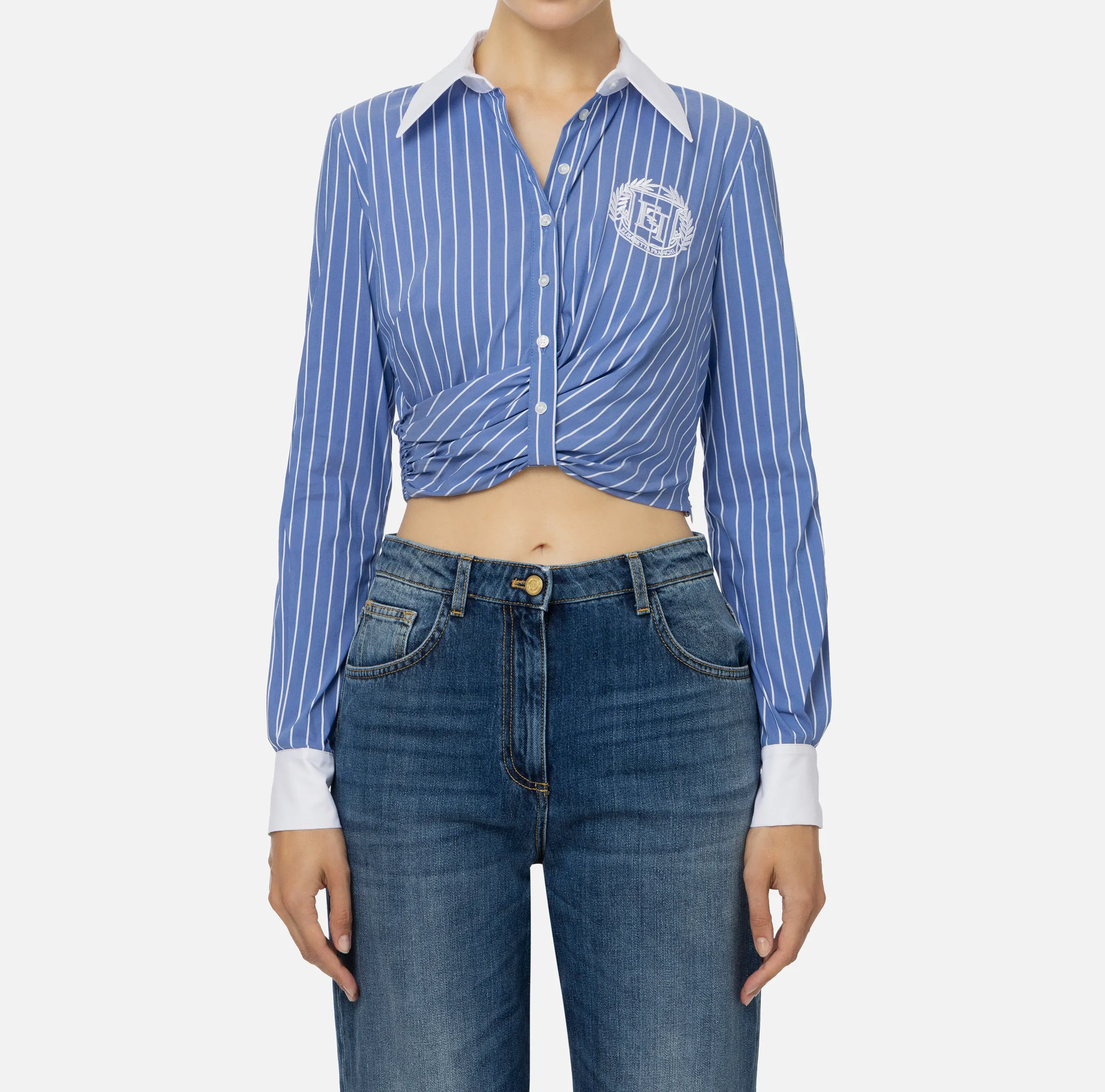 Camicia cropped in popeline rigato con drappeggio