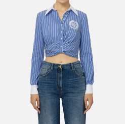 Camicia cropped in popeline rigato con drappeggio
