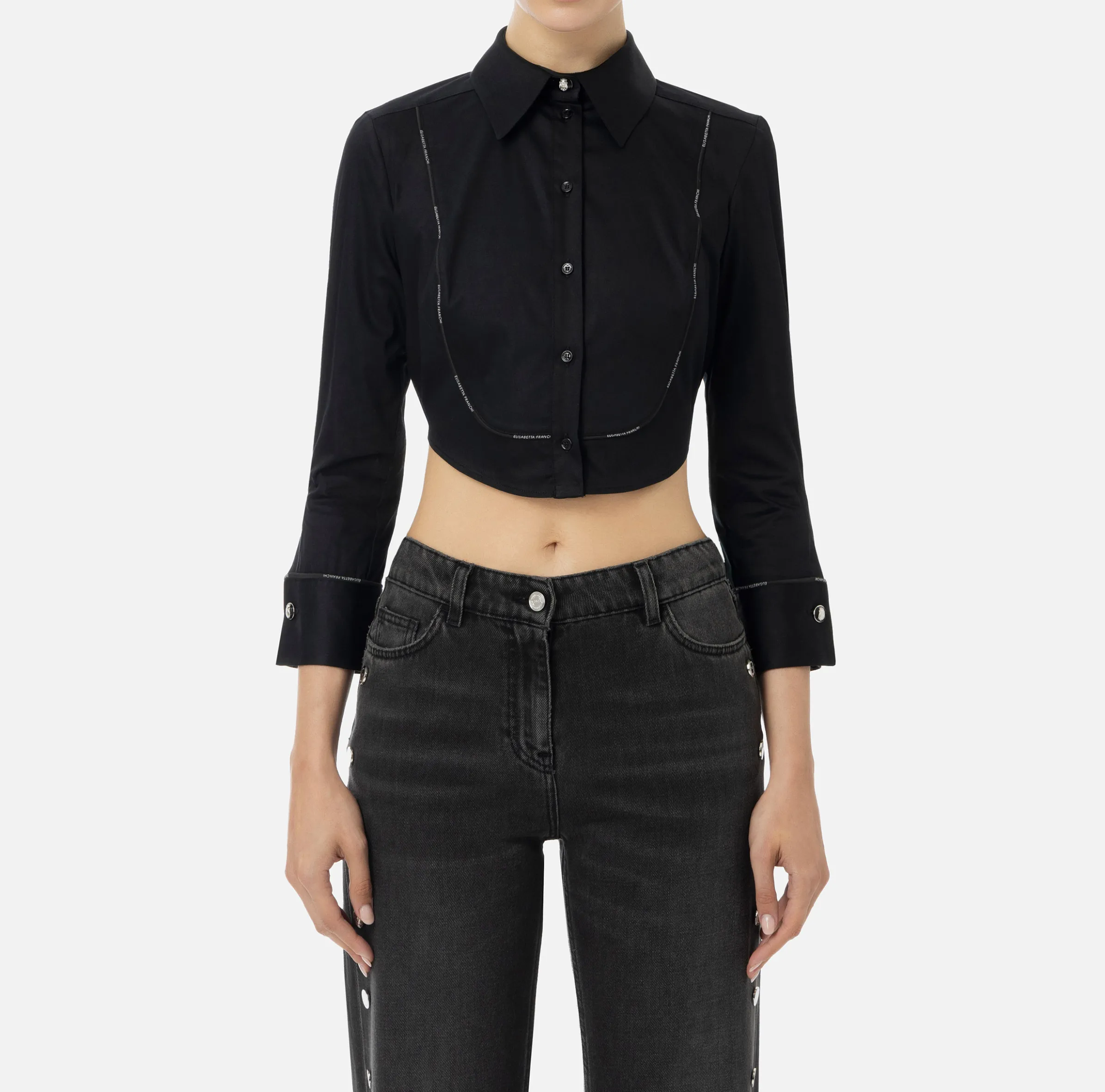 Camicia cropped in popeline con plastron ed elastico logato