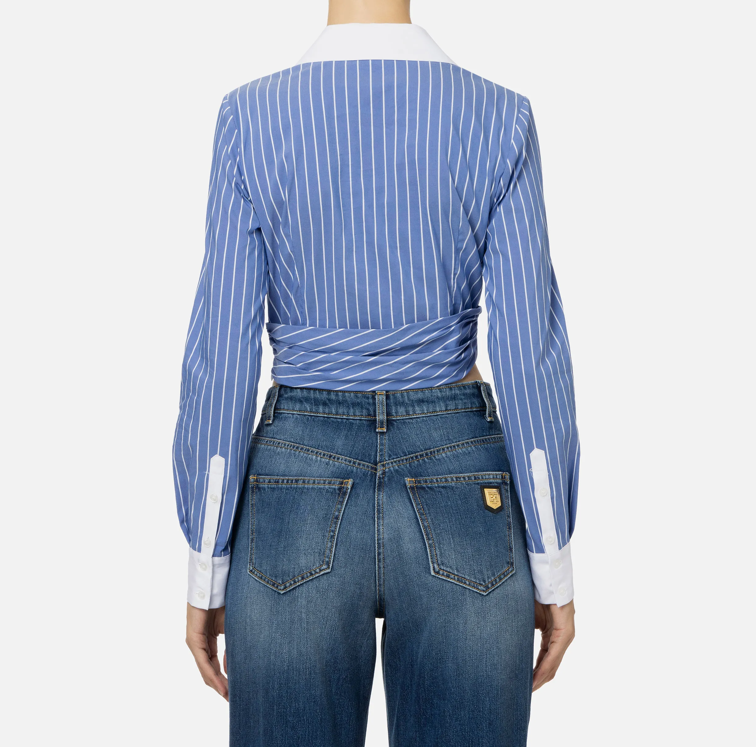 Camicia cropped in popeline rigato con drappeggio
