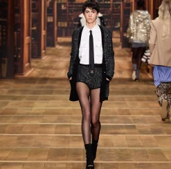 Camicia cropped in raso stretch con foulard