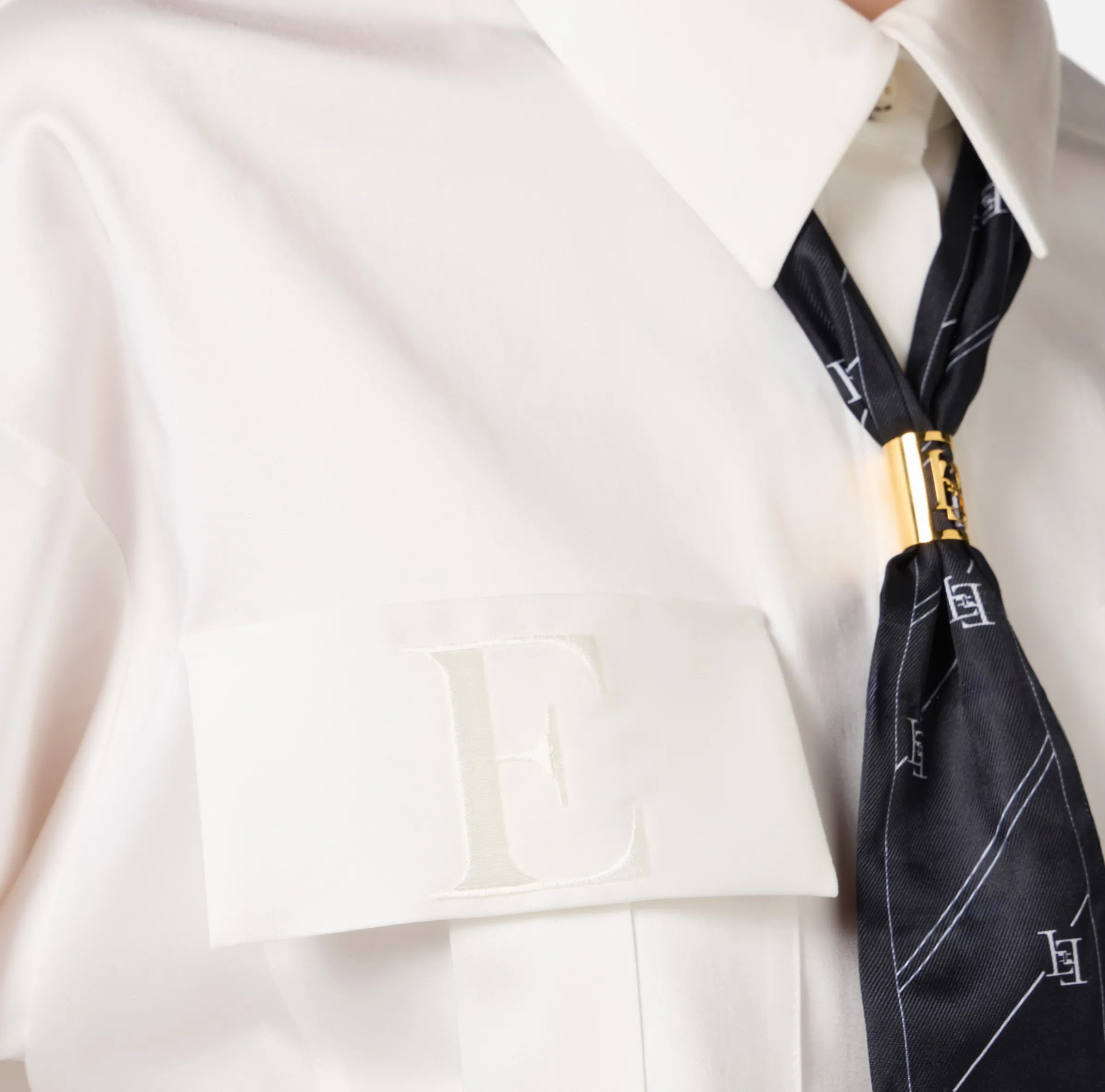 Camicia cropped in raso stretch con foulard