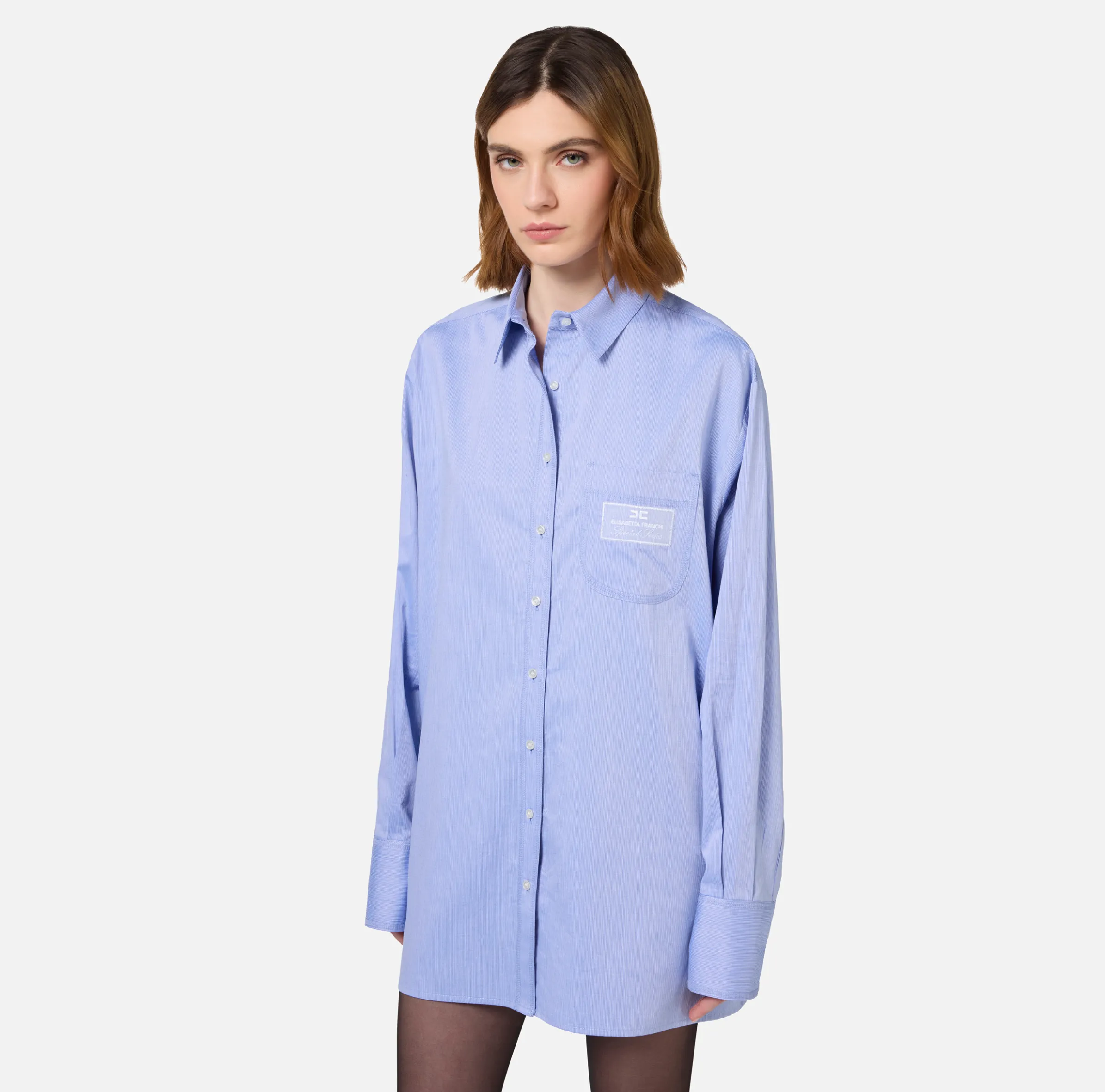 Camicia in popeline con etichetta in organza ricamata