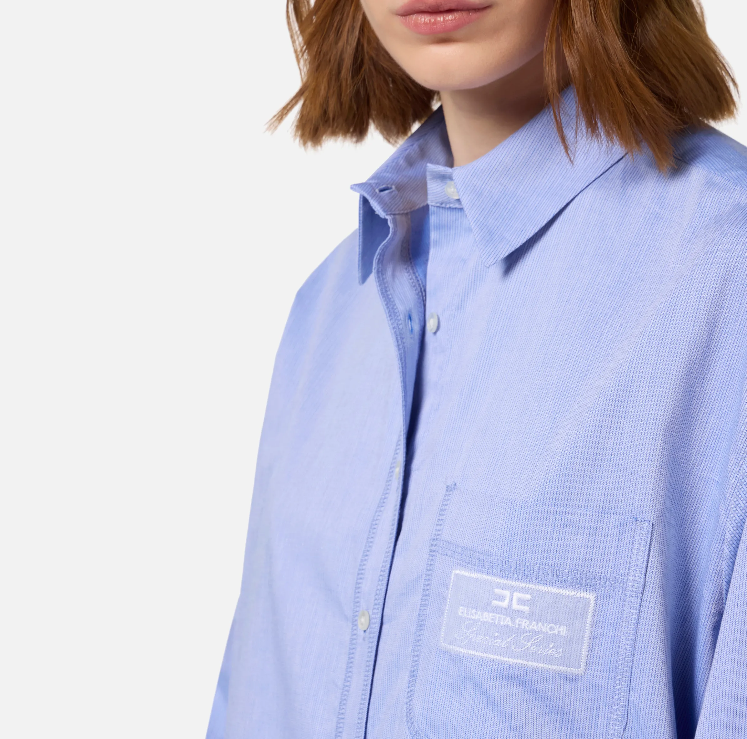 Camicia in popeline con etichetta in organza ricamata