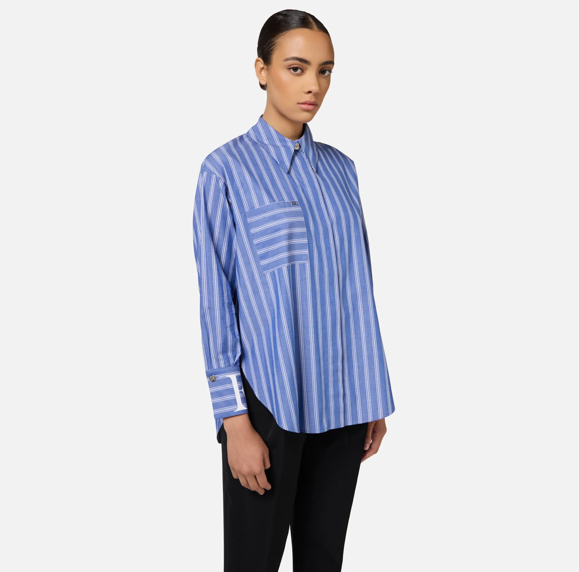 Camicia in popeline rigato con logo sui polsi
