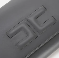 Clutch baguette in nappa con logo embossed