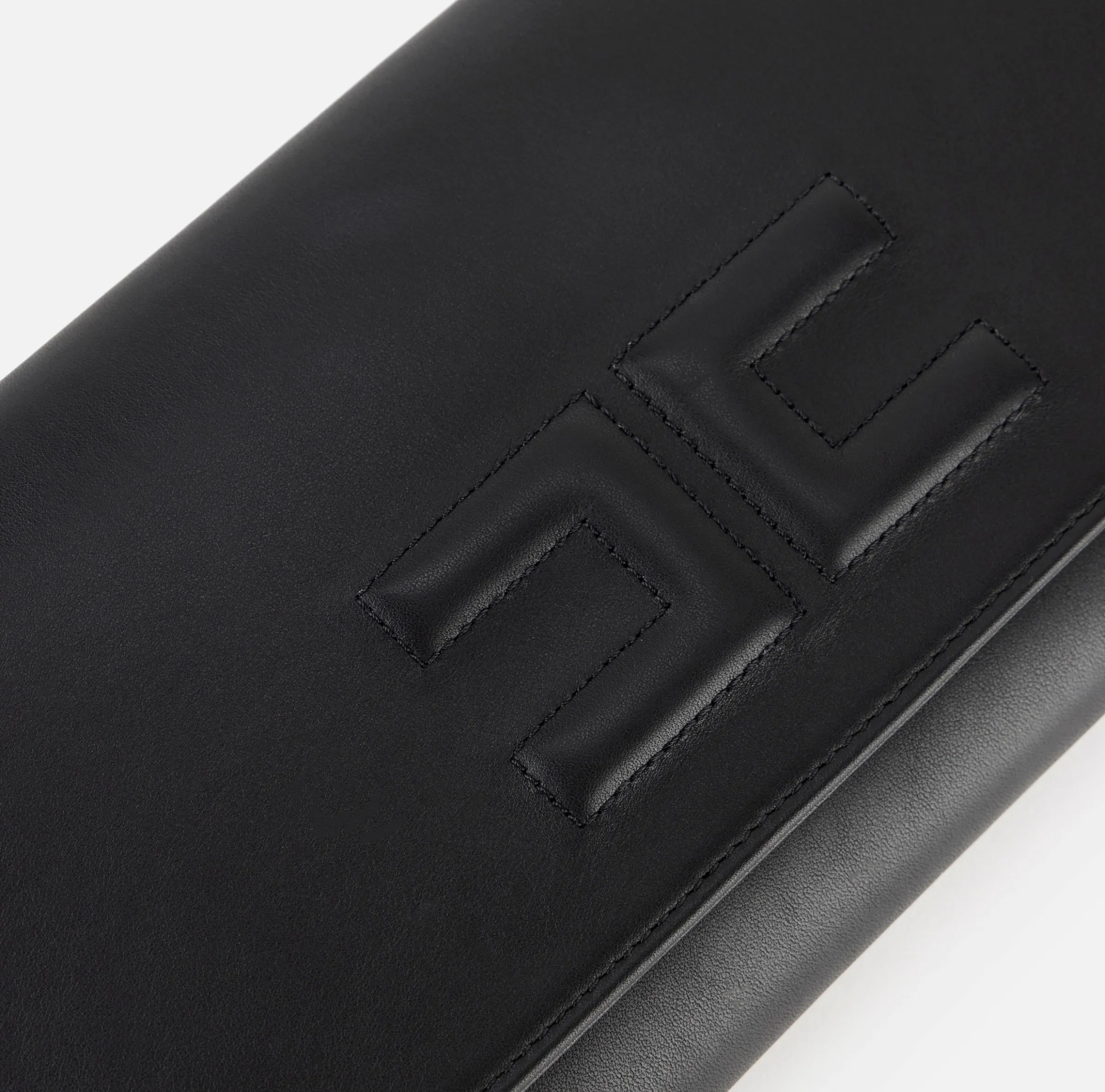 Clutch baguette in nappa con logo embossed