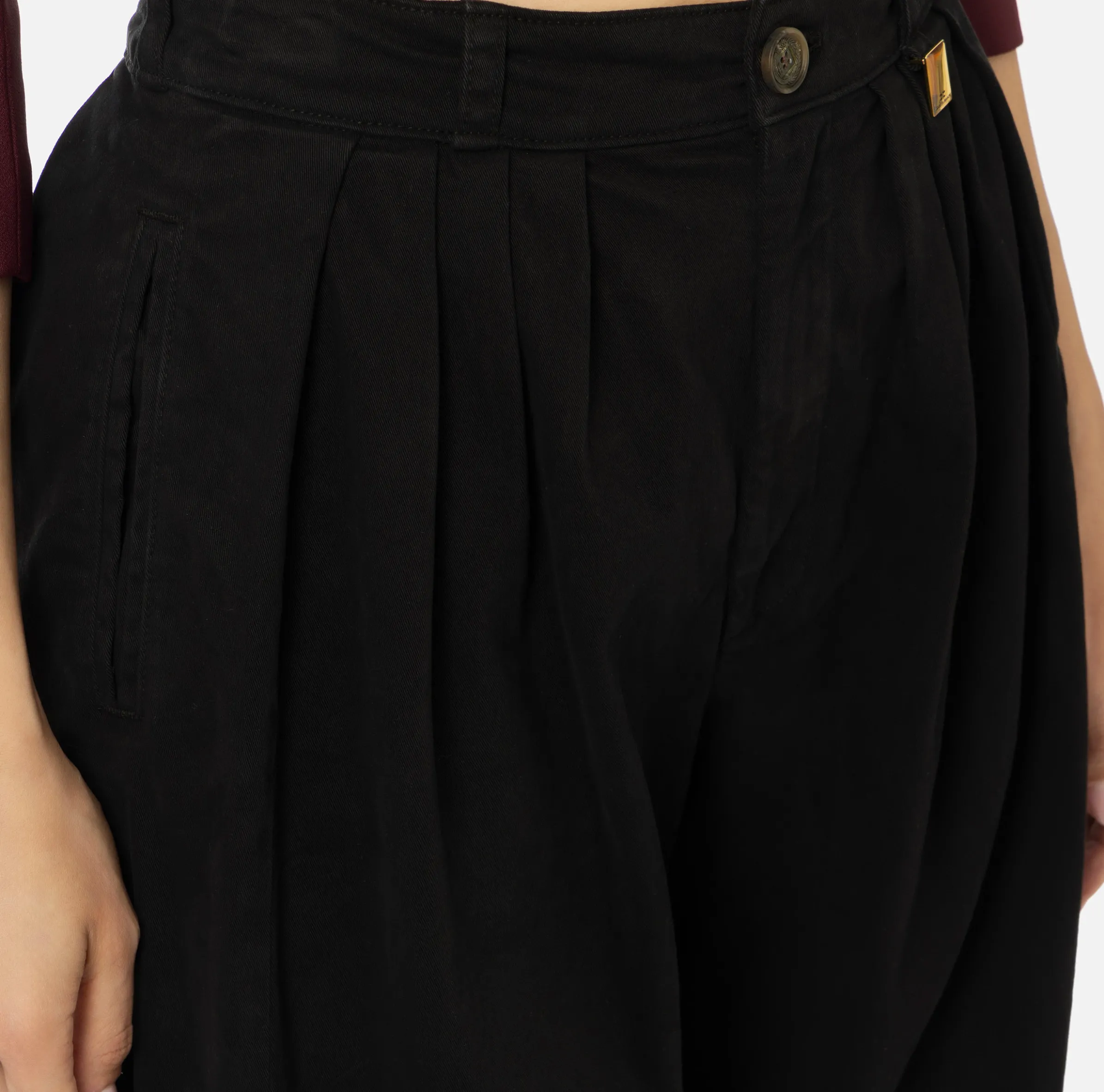Jeans a gamba larga in cotone tinto con pinces