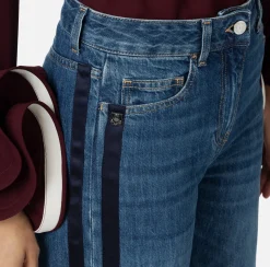 Jeans a gamba larga in cotone organico con bande in raso