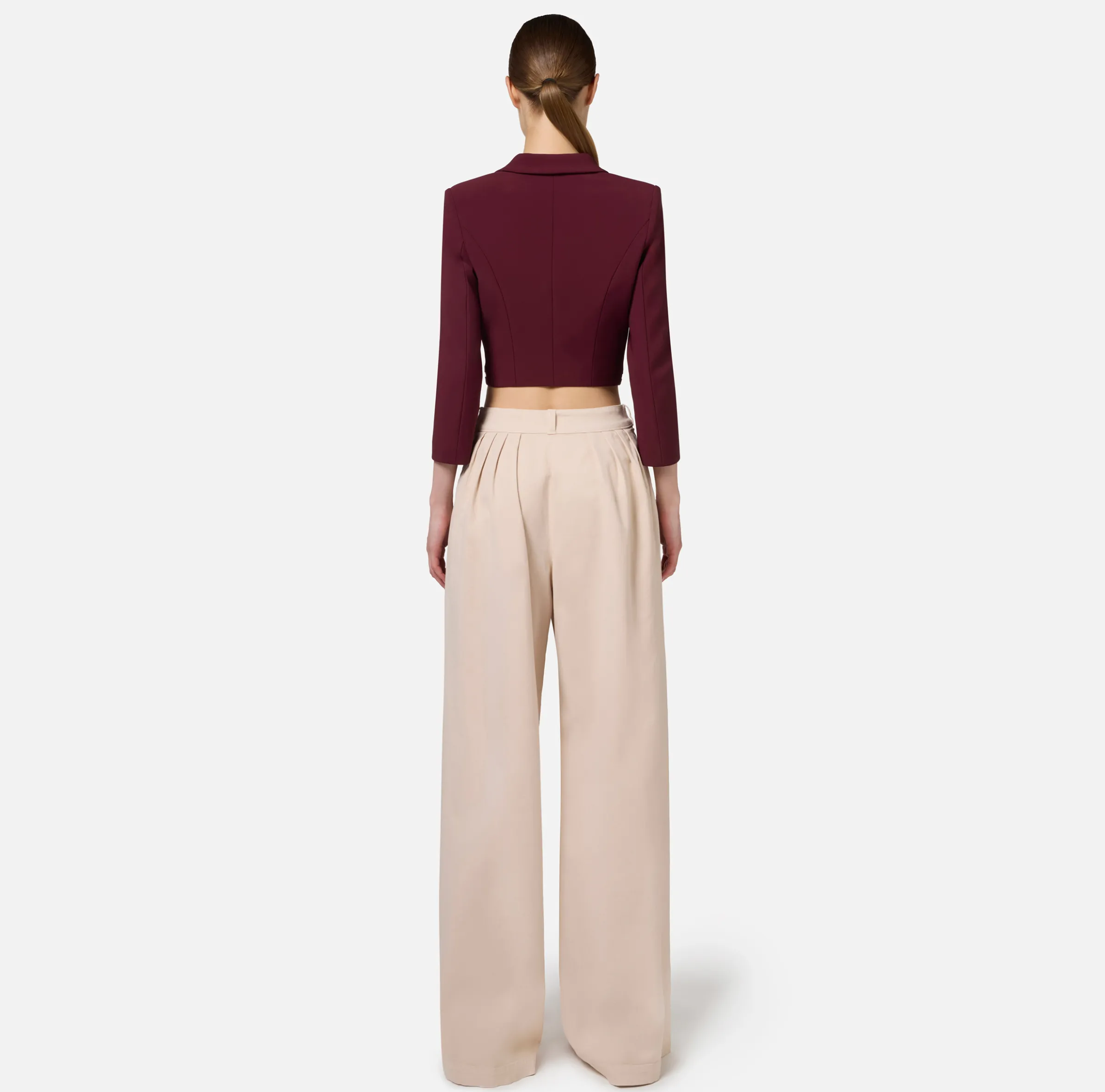 Jeans a gamba larga in cotone tinto con pinces