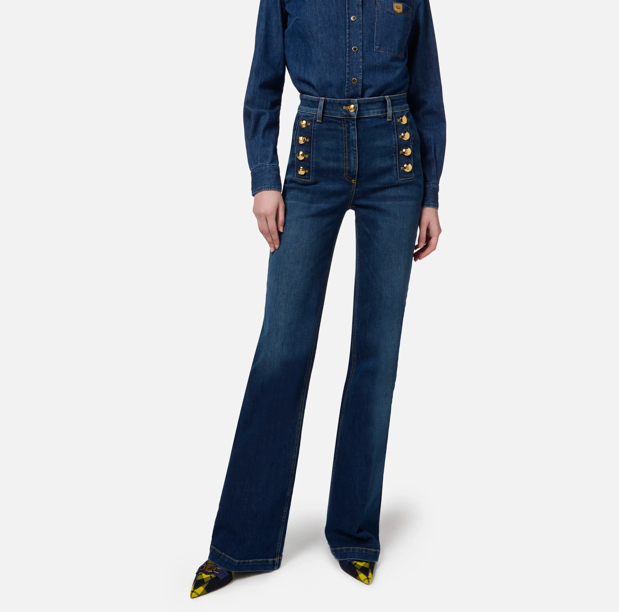 Jeans a zampa in cotone stretch con bottoniera laterale