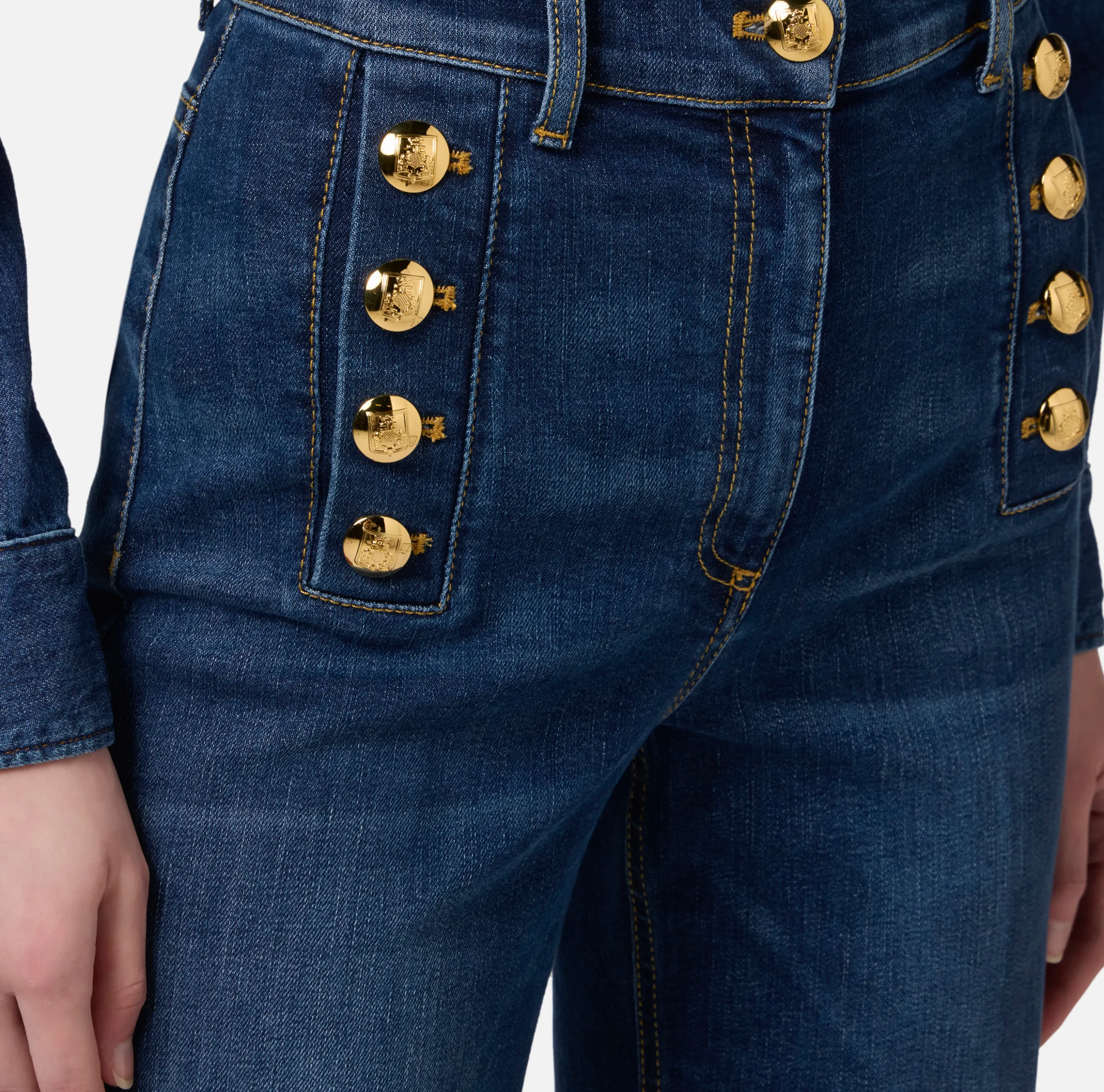 Jeans a zampa in cotone stretch con bottoniera laterale