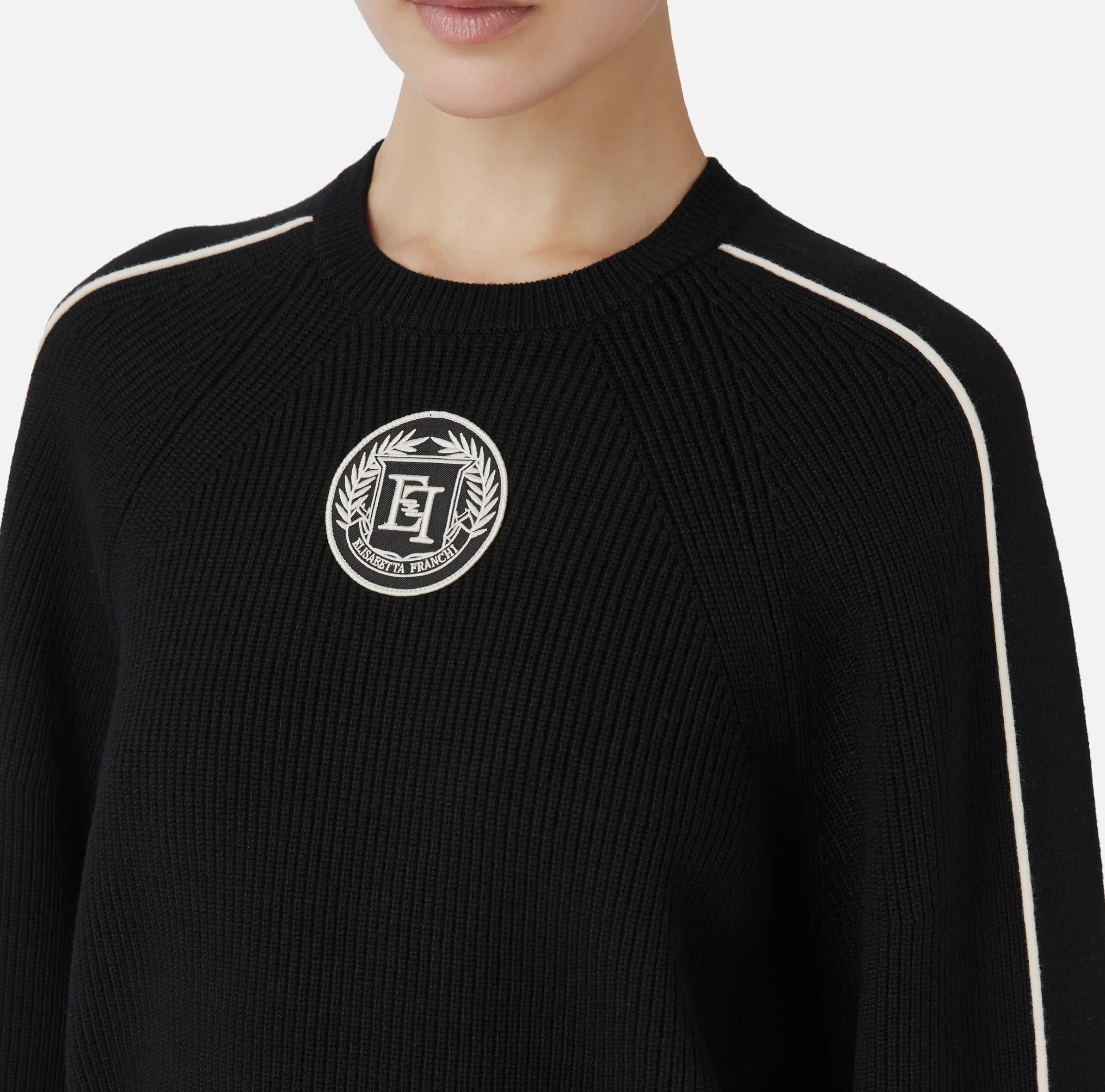 Maglia cropped in viscosa con patch logo