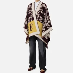 Mantella in lana jacquard con lettering
