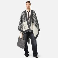 Mantella in lana jacquard con lettering