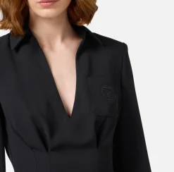 Miniabito in crêpe con camicia e ricamo stemma