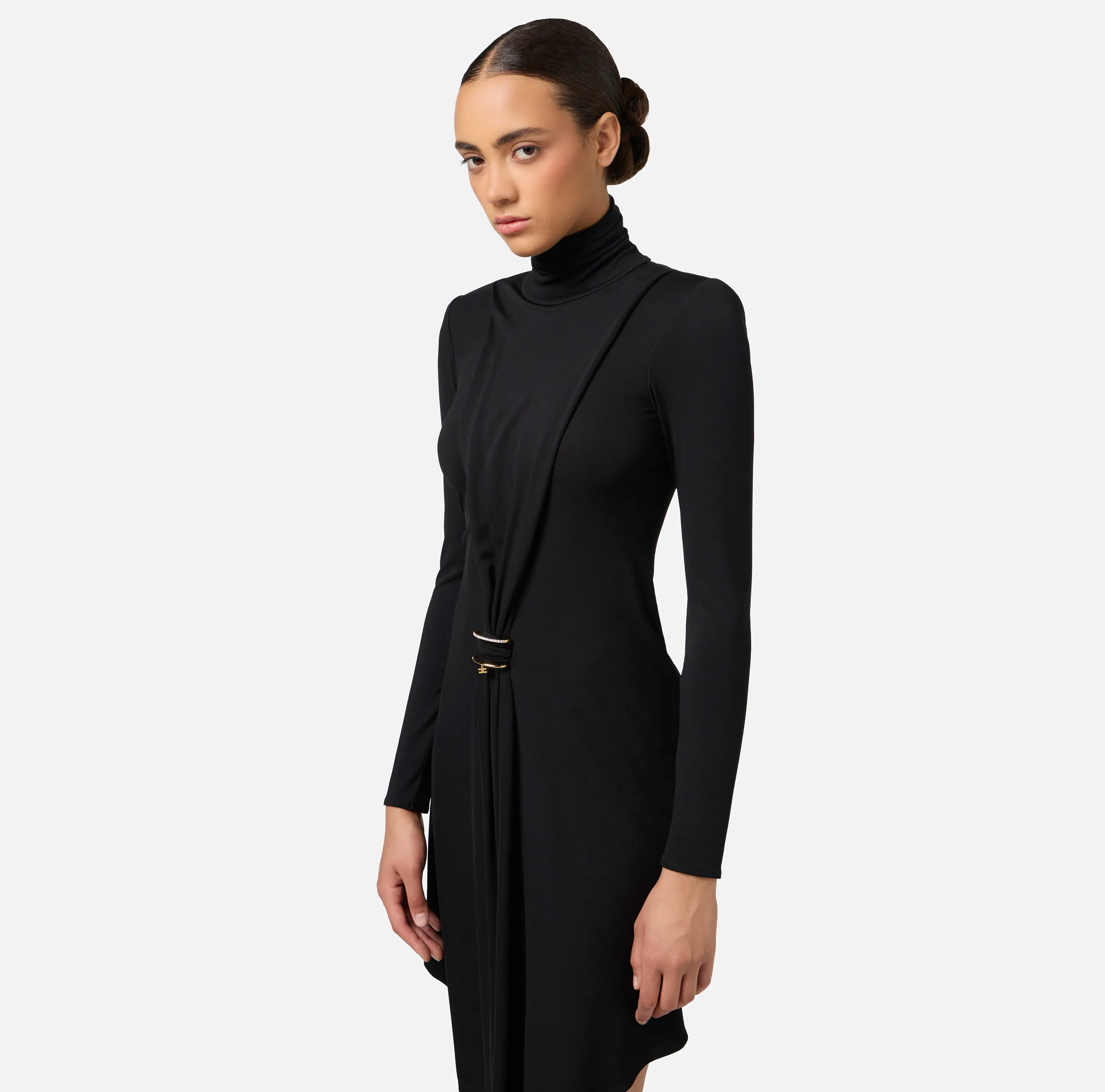 Miniabito in jersey con drappeggio e accessorio gioiello
