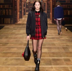 Miniabito in lana tartan con patch ricamato
