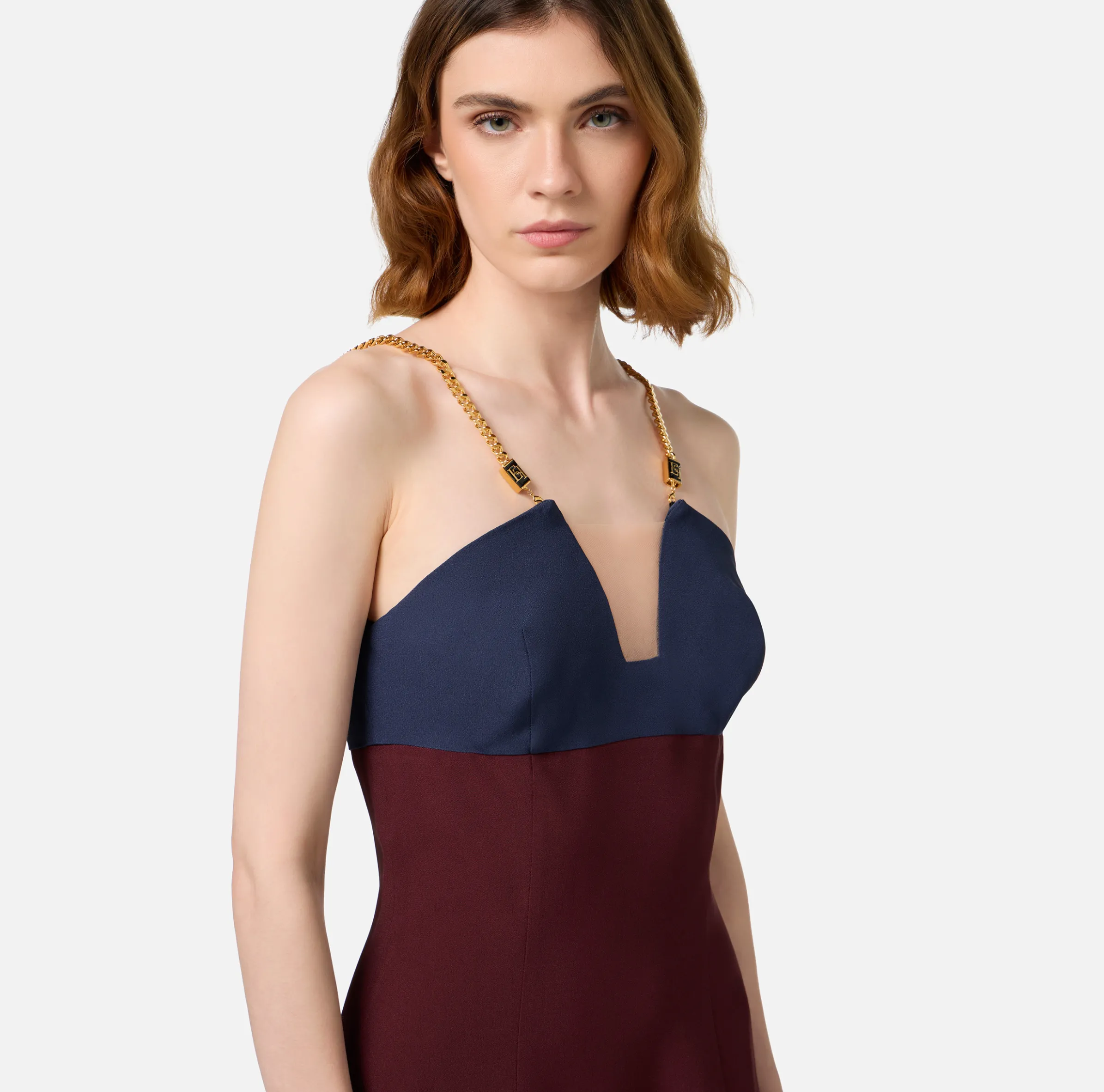 Miniabito in satin con catena groumette