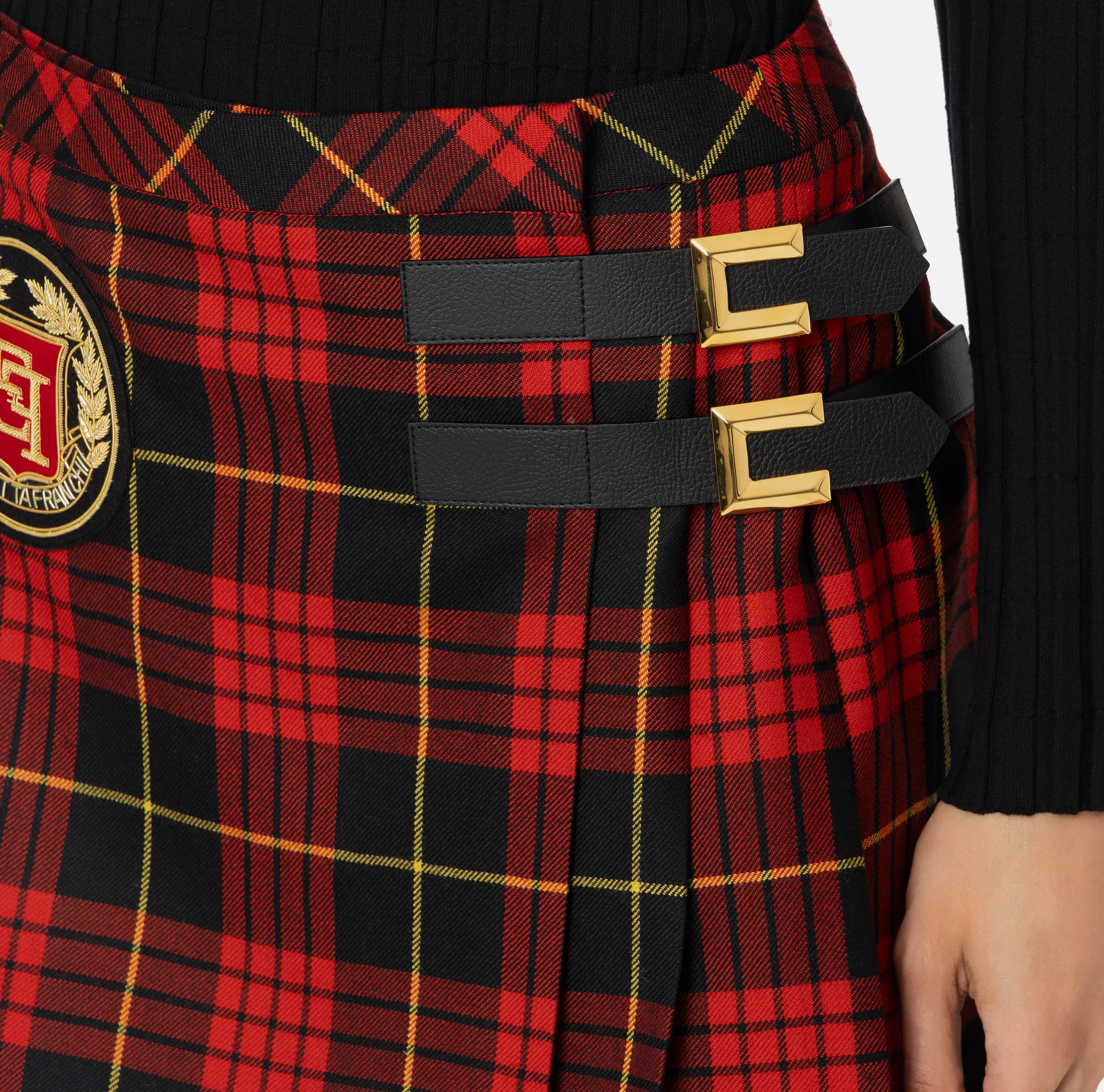 Minigonna a pieghe in lana tartan con patch ricamato