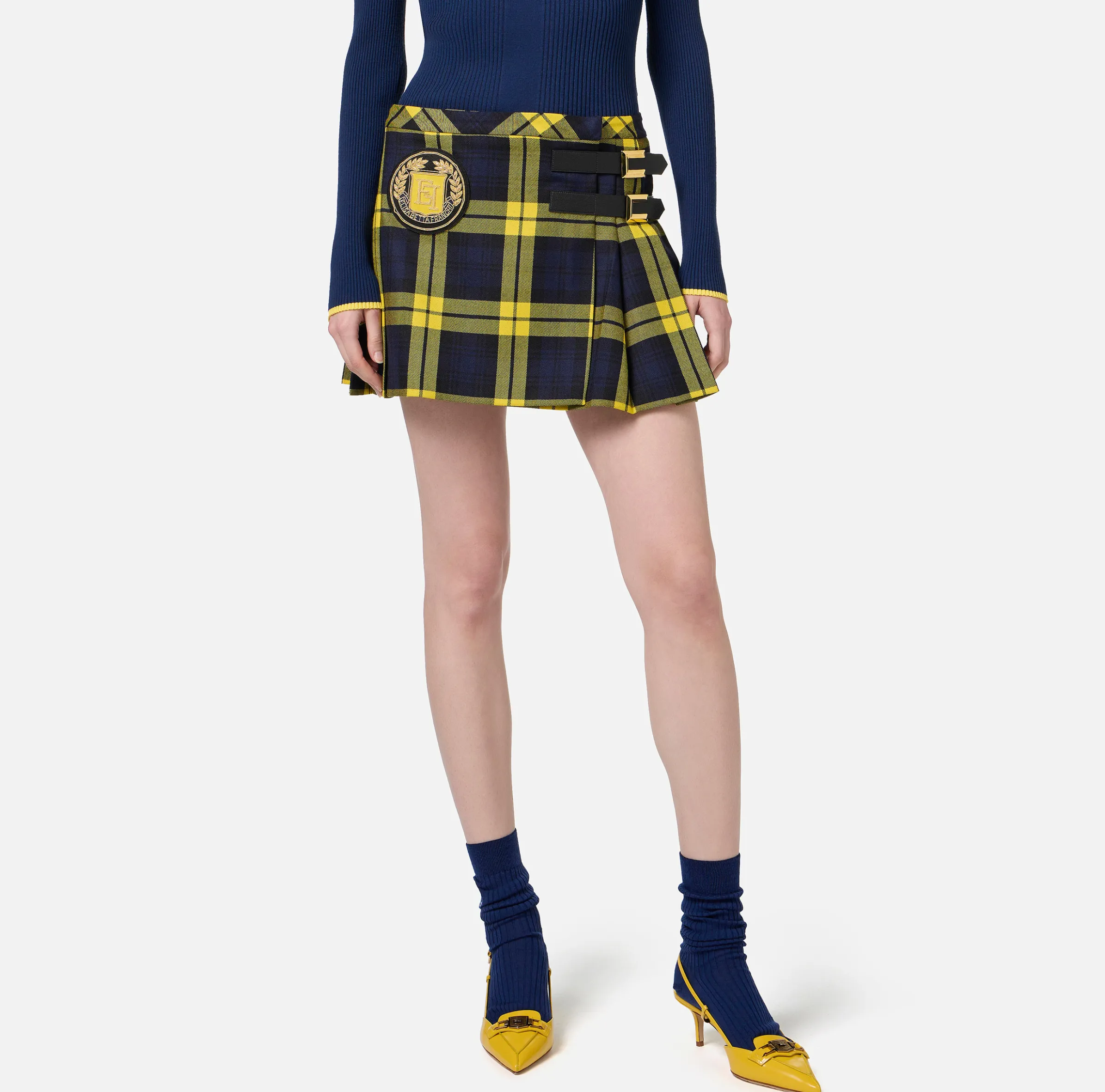 Minigonna a pieghe in lana tartan con patch ricamato