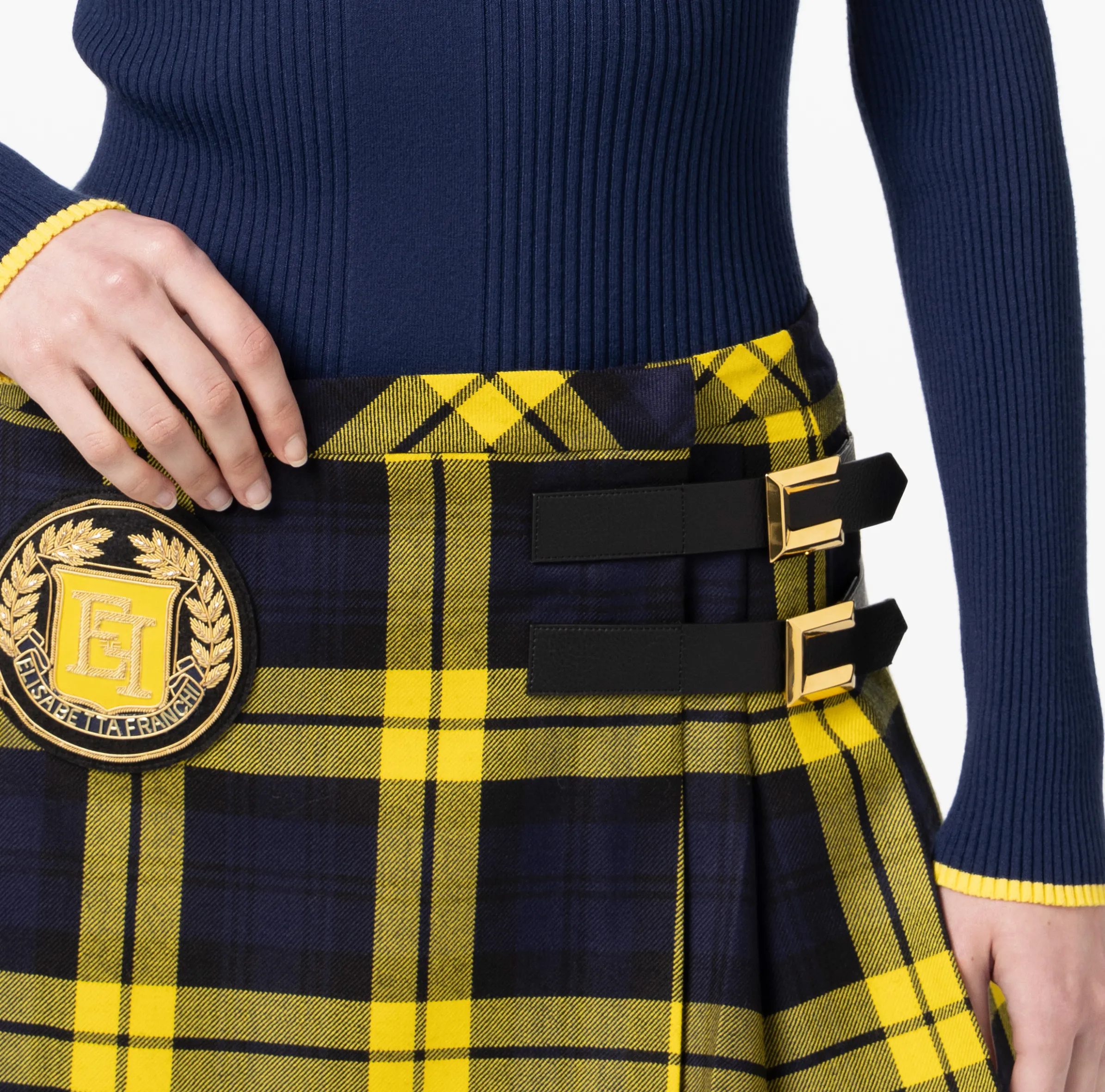 Minigonna a pieghe in lana tartan con patch ricamato