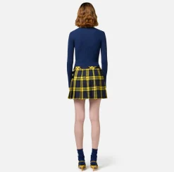 Minigonna a pieghe in lana tartan con patch ricamato
