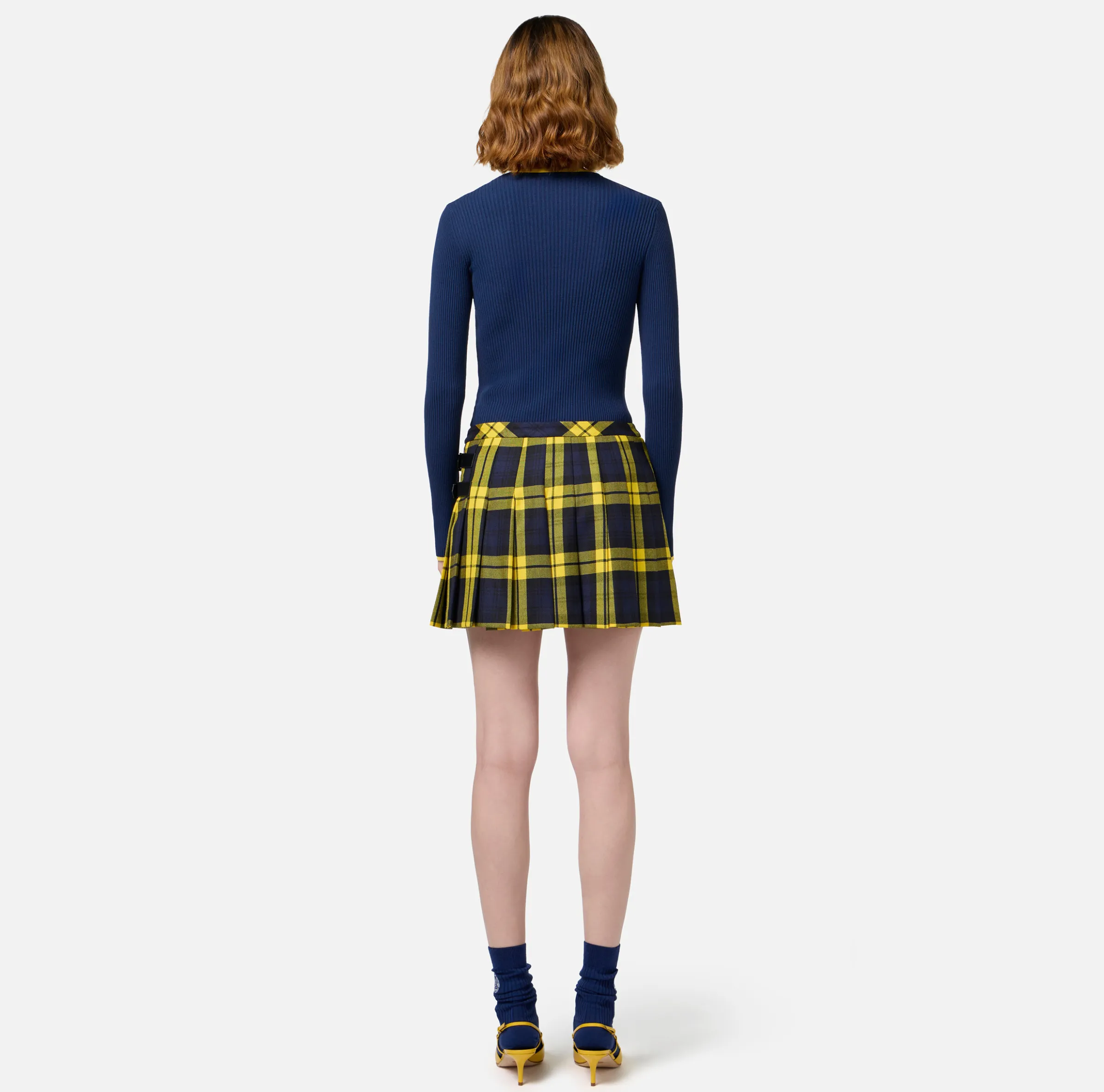 Minigonna a pieghe in lana tartan con patch ricamato