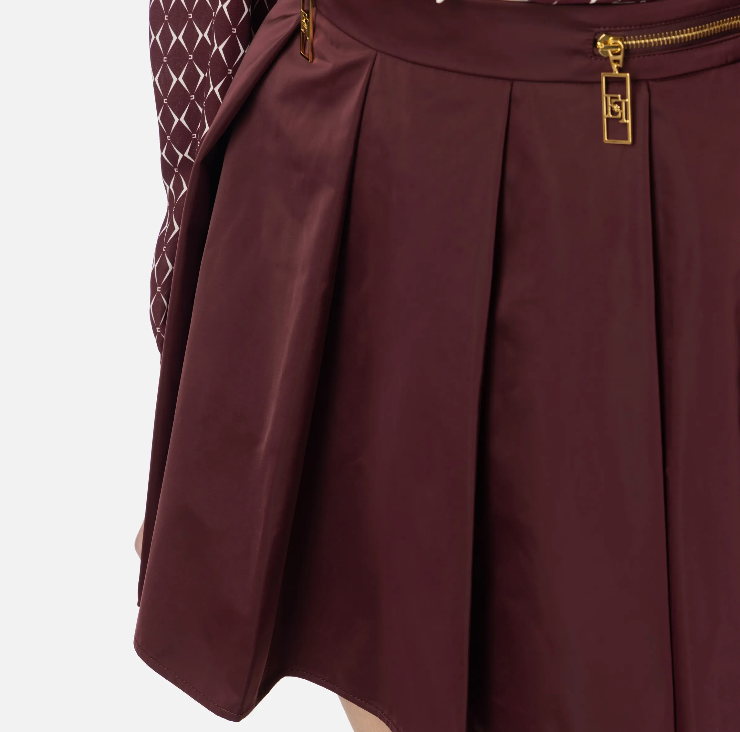 Minigonna a pieghe in nylon tecnico con zip