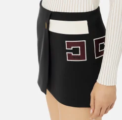 Minigonna in crêpe stretch con banda e ricamo logo