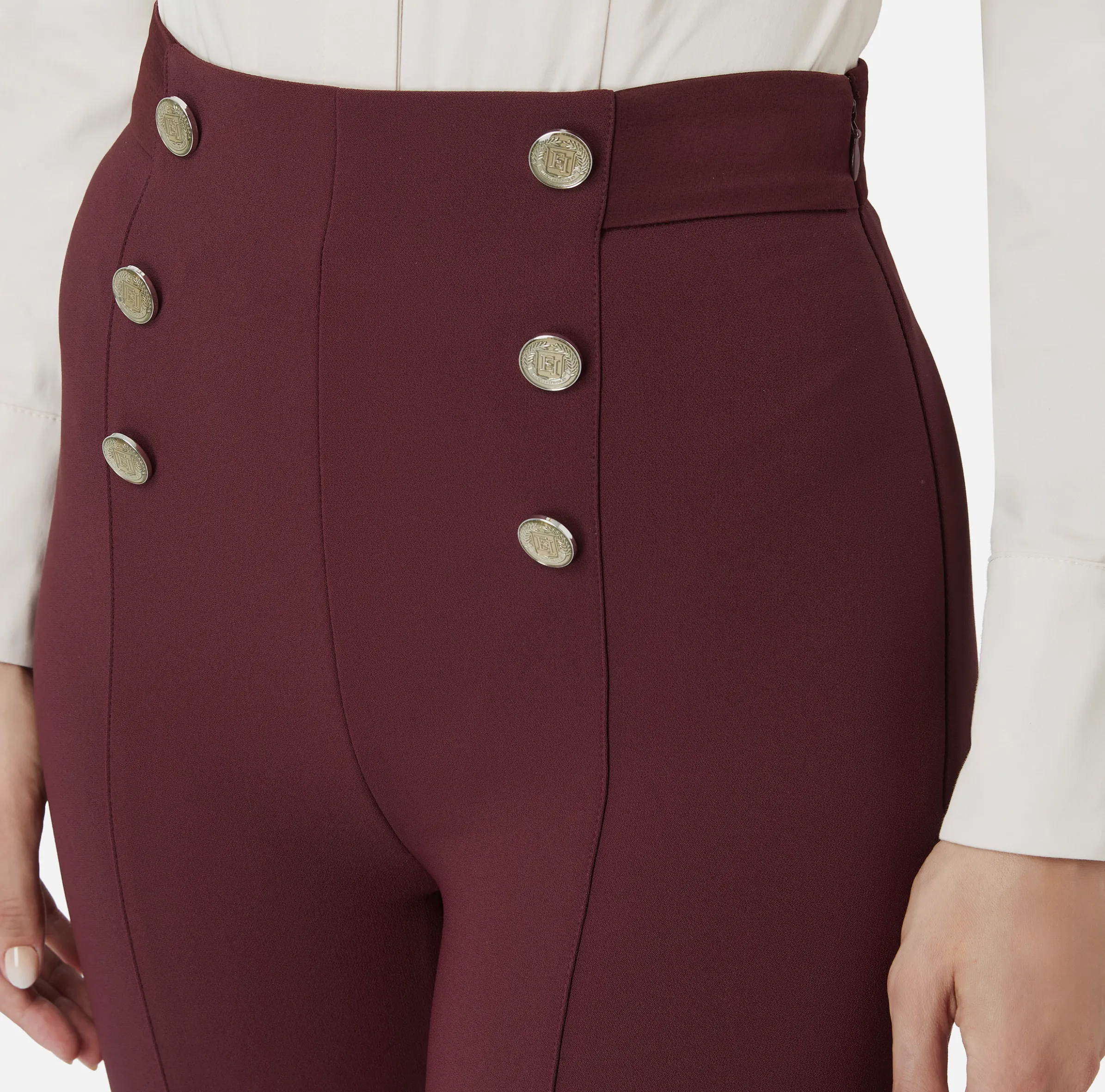 Pantalone a zampa in crêpe con fascione in raso