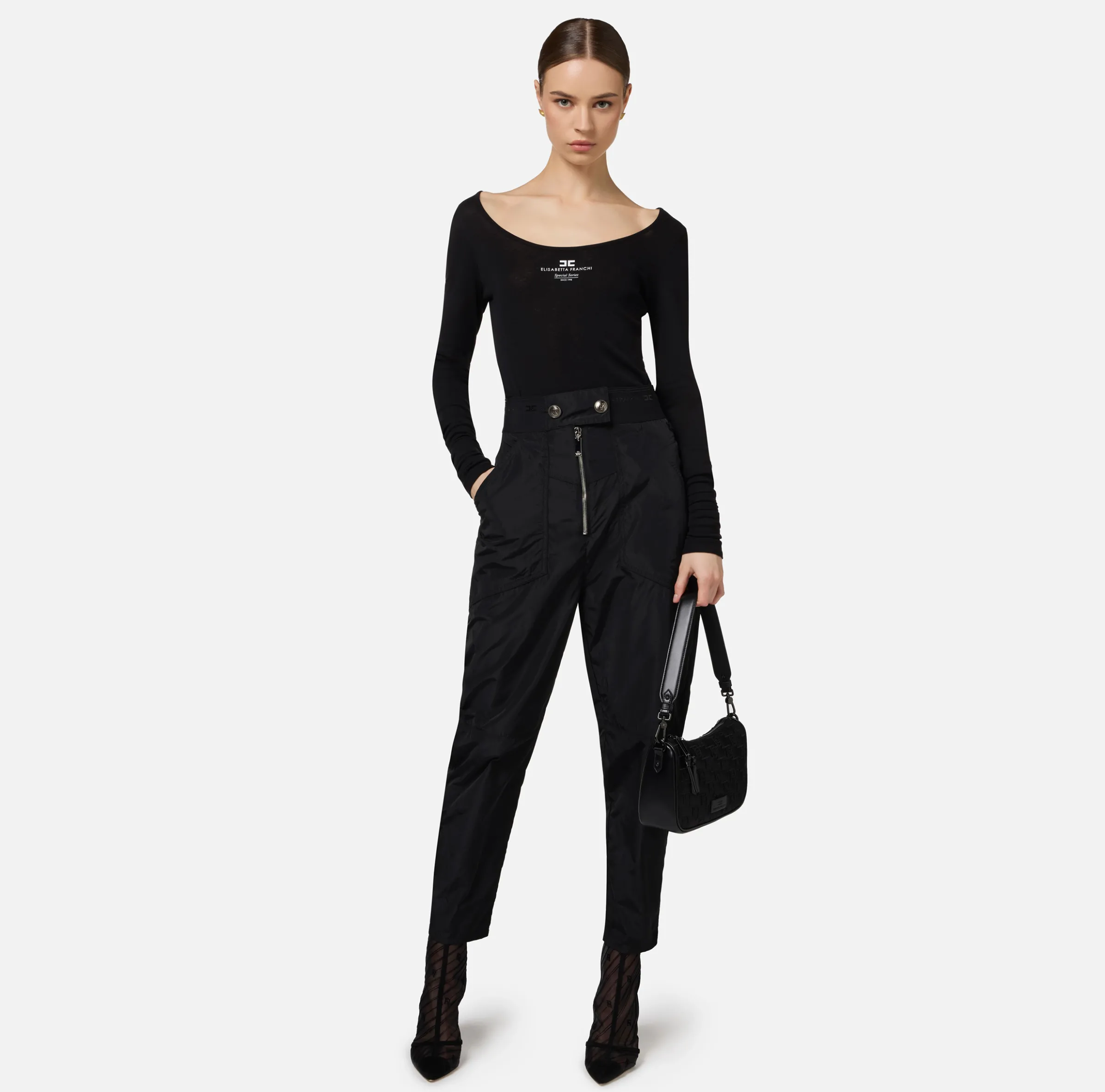 Pantalone boyfriend in nylon tecnico con elastico logato